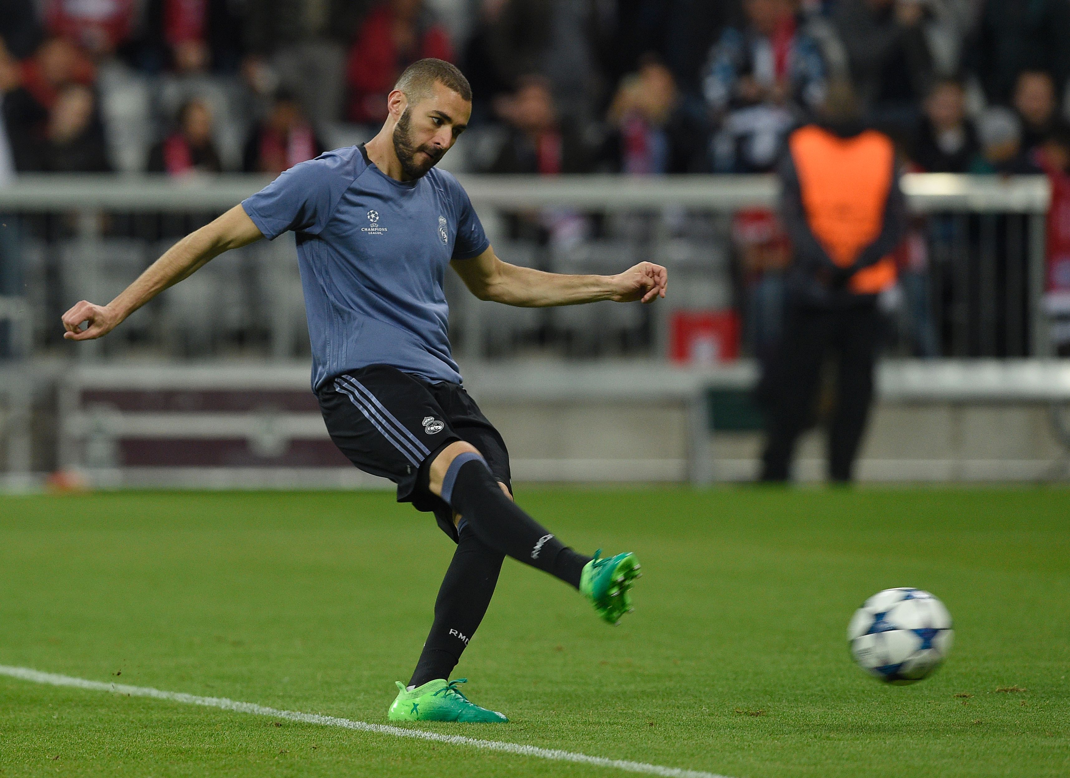 Real Madrid's French forward Karim Benzema warms up ahead the UEFA Champions League 1st leg quarter-final football match FC Bayern Munich v Real Madrid in Munich, southen Germany on April 12, 2017. / AFP PHOTO / LLUIS GENE        (Photo credit should read LLUIS GENE/AFP/Getty Images)