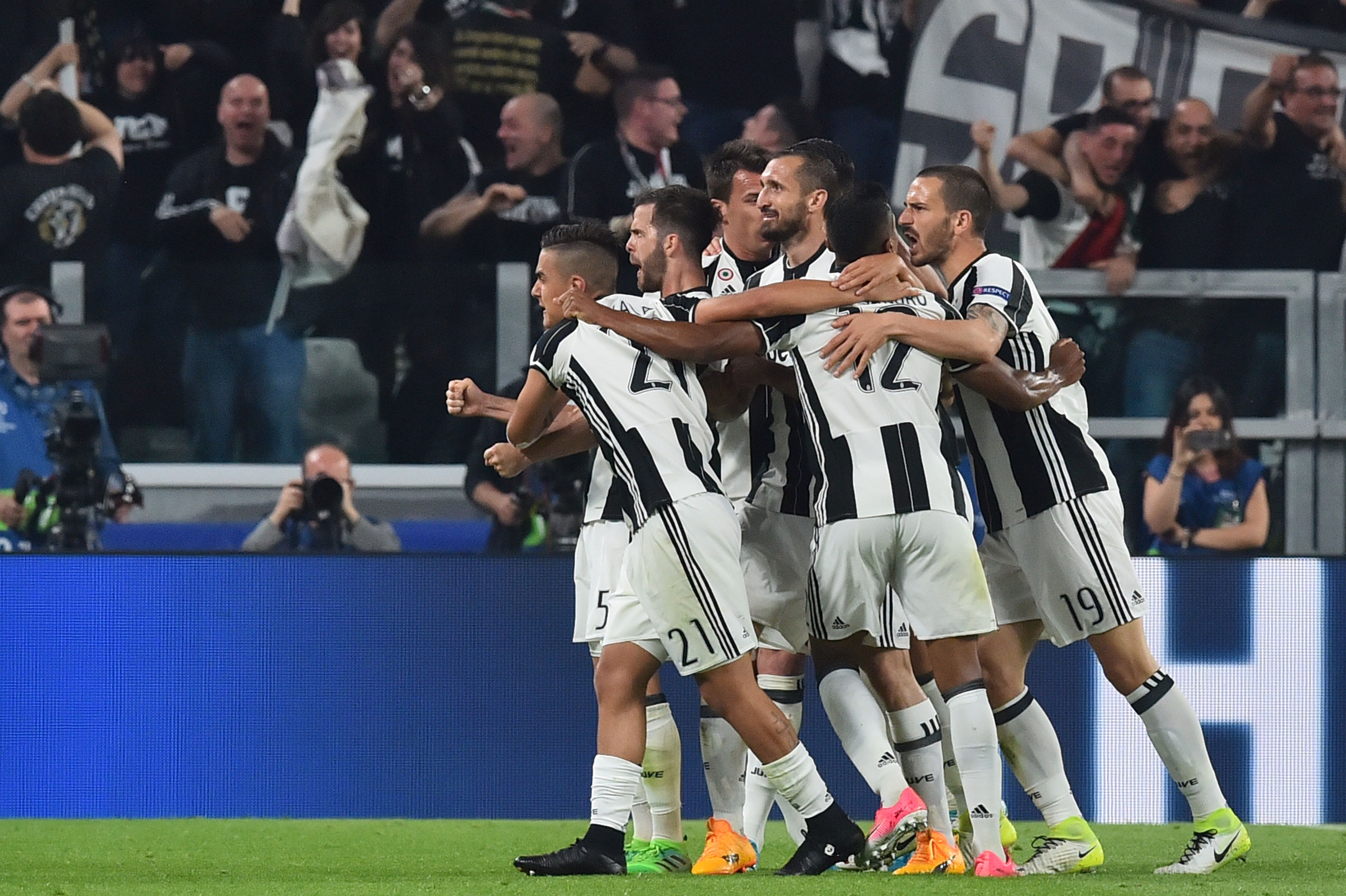 Juventus' defender from Italy Giorgio Chiellini (C) celebrates with teammates after scoring during the UEFA Champions League quarter final first leg football match Juventus vs Barcelona, on April 11, 2017 at the Juventus stadium in Turin. Juventus won 3-0. / AFP PHOTO / GIUSEPPE CACACE        (Photo credit should read GIUSEPPE CACACE/AFP/Getty Images)