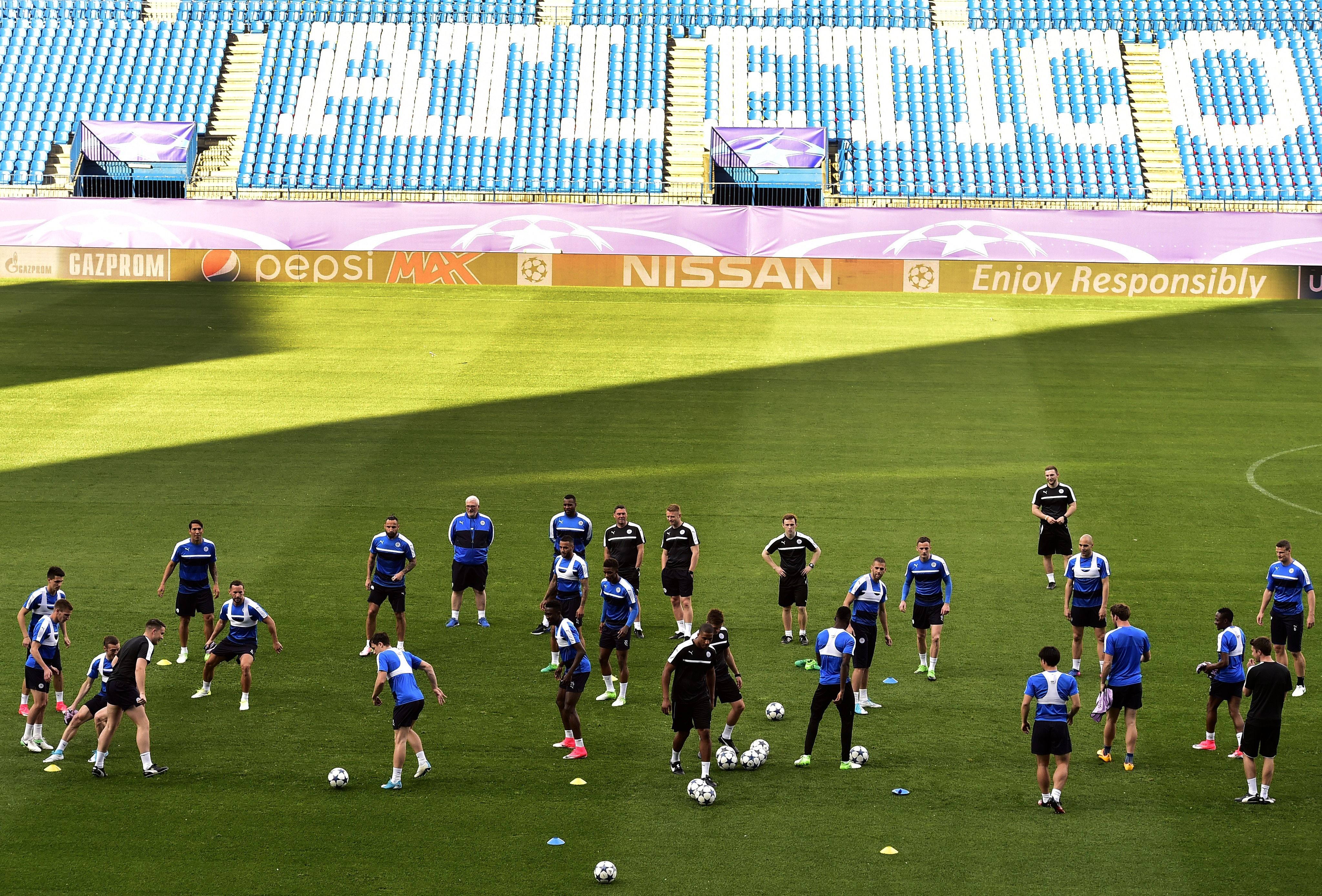 Leicester City's players train at the Vicente Calderon stadium in Madrid on April 11, 2017 on the eve of the UEFA Champions League quarter final first leg football match Atletico de Madrid vs Leicester City. / AFP PHOTO / GERARD JULIEN        (Photo credit should read GERARD JULIEN/AFP/Getty Images)