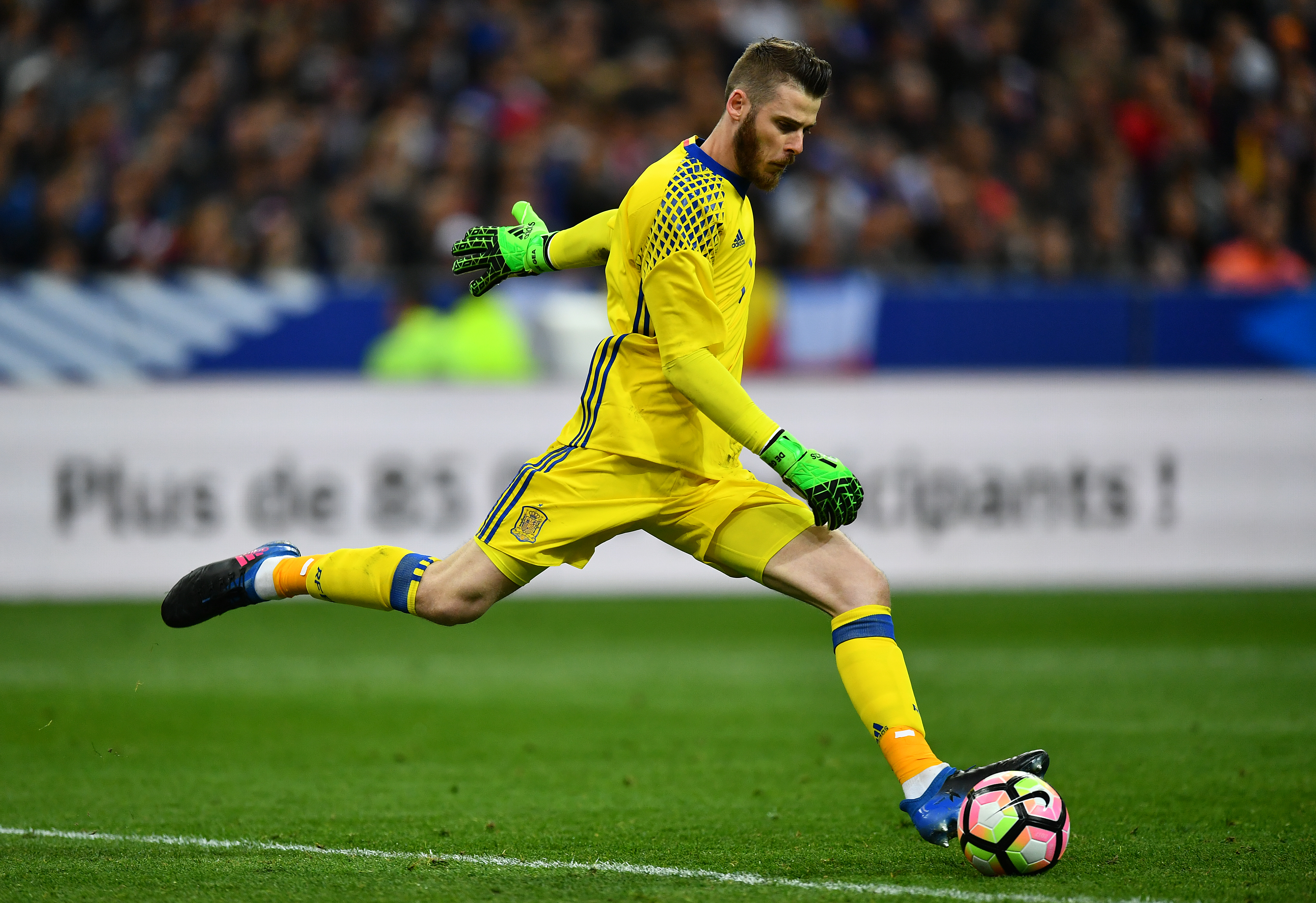 PARIS, FRANCE - MARCH 28:  David de Gea of Spain sends the ball upfield during the International Friendly match between France and Spain at the Stade de France on March 28, 2017 in Paris, France. (Photo by Dan Mullan/Getty Images)