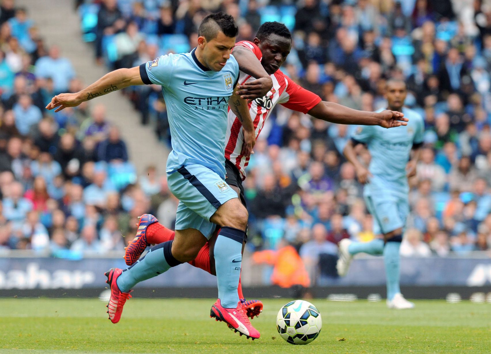 Sergio Aguero fights for the ball. (Courtesy: Getty)