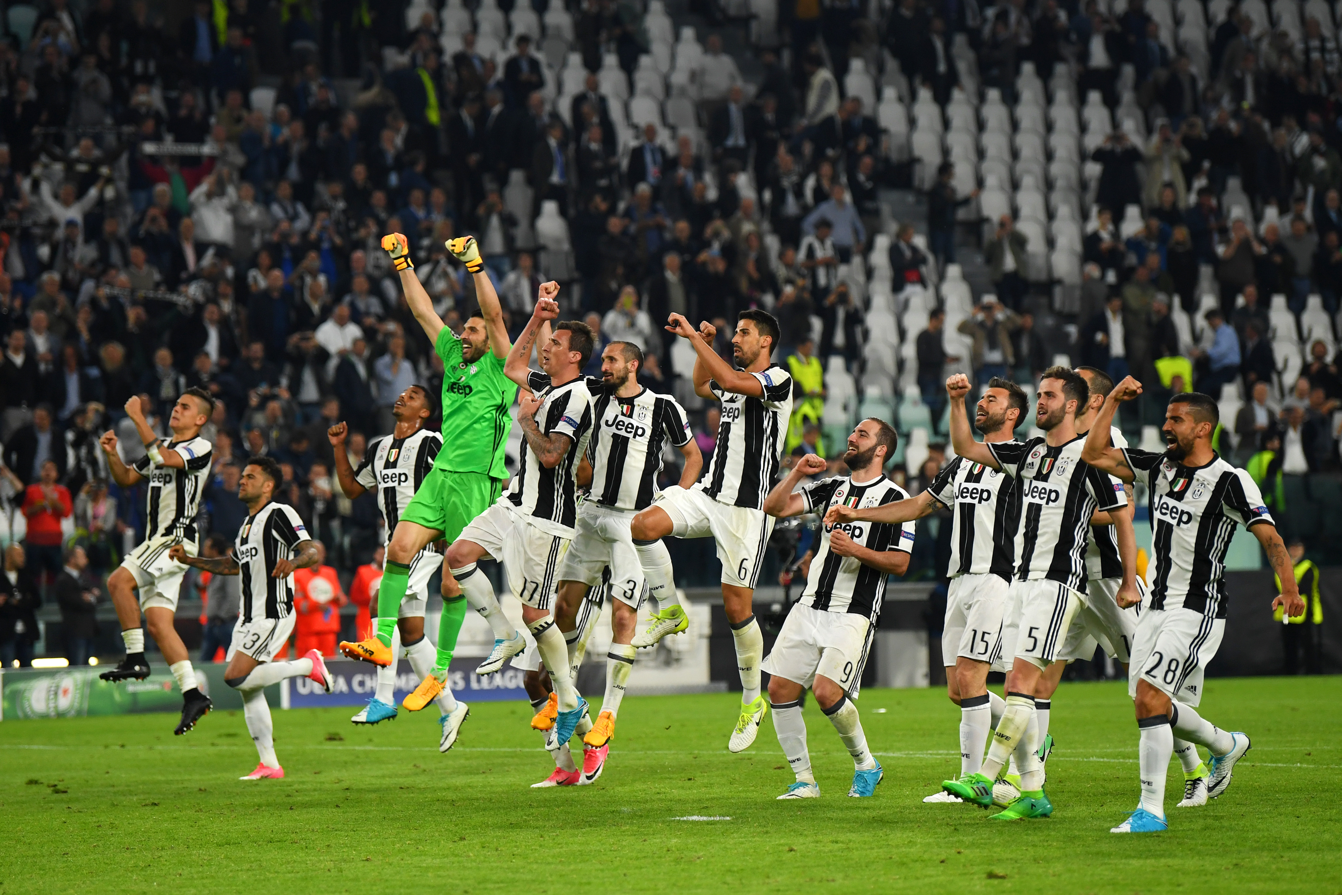 TURIN, ITALY - APRIL 11:  Juventus players celebrate after the UEFA Champions League Quarter Final first leg match between Juventus and FC Barcelona at Juventus Stadium on April 11, 2017 in Turin, Italy.  (Photo by Mike Hewitt/Getty Images)