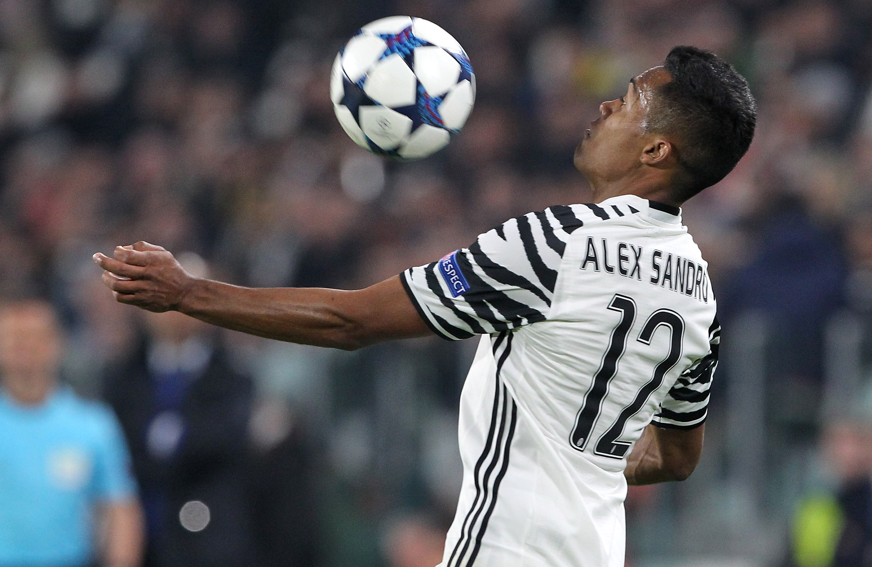 TURIN, ITALY - MARCH 14:  Alex Sandro of Juventus FC controls the ball during the UEFA Champions League Round of 16 second leg match between Juventus and FC Porto at Juventus Stadium on March 14, 2017 in Turin, Italy.  (Photo by Marco Luzzani/Getty Images)