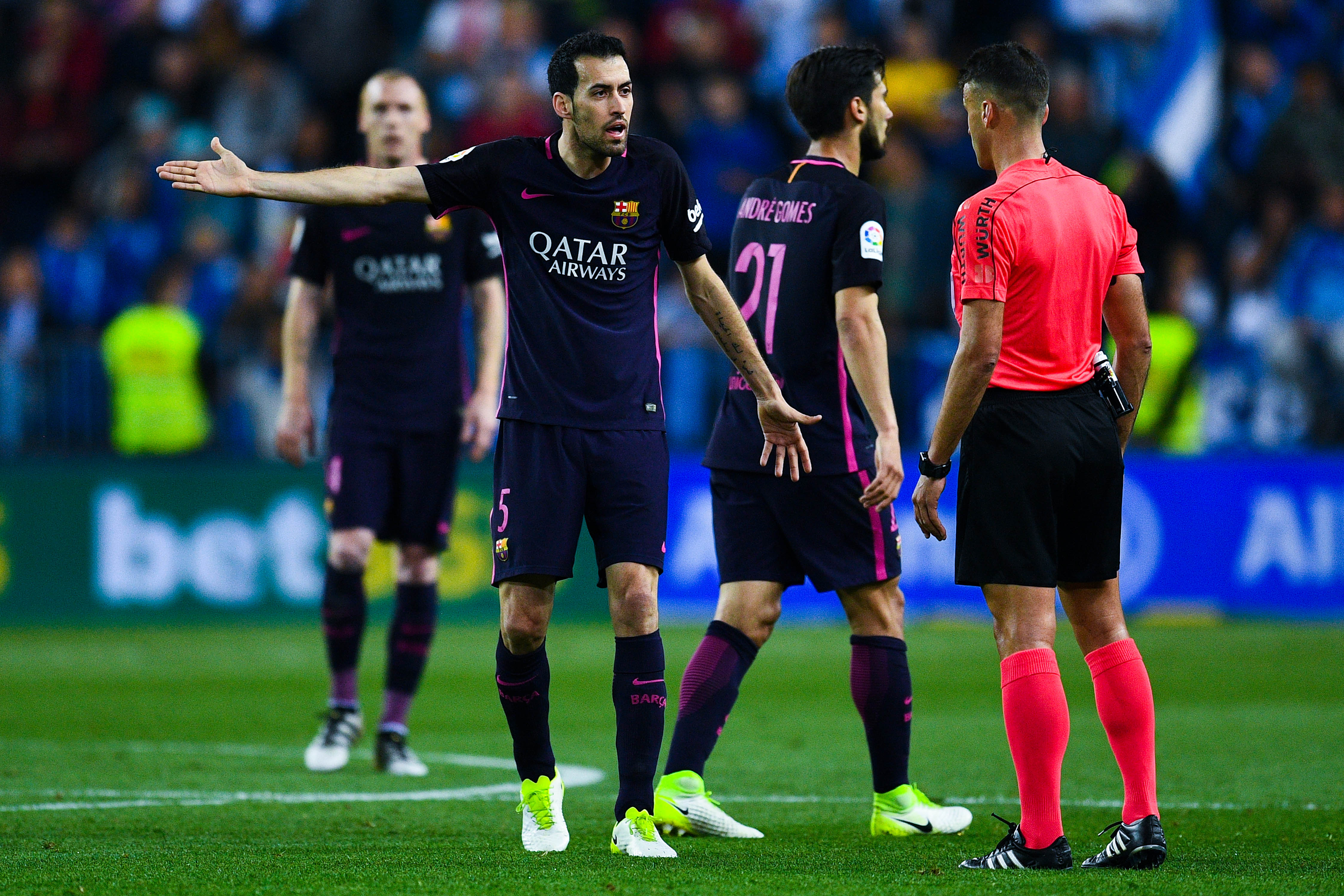 MALAGA, SPAIN - APRIL 08: Sergio Busquets of FC Barcelona argues with the referee during the La Liga match between Malaga CF and FC Barcelona at La Rosaleda stadium on April 8, 2017 in Malaga, Spain.  (Photo by David Ramos/Getty Images)