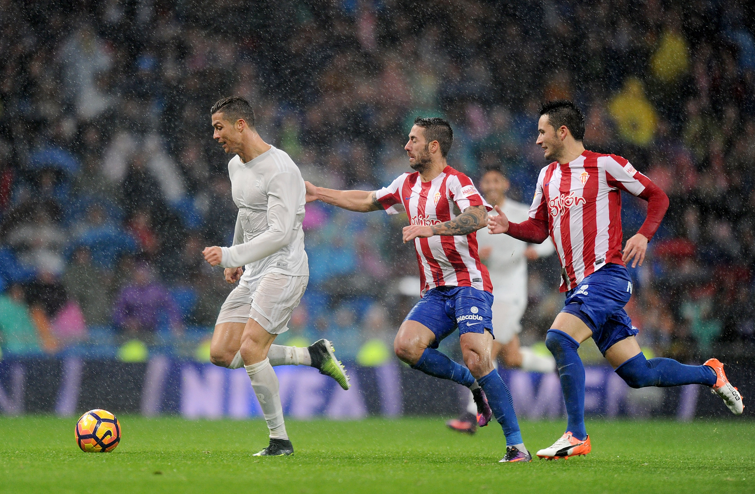 MADRID, SPAIN - NOVEMBER 26:  Cristiano Ronaldo of Real Madrid CF is chased by Manuel Castellano 'Lillo'  of Real Sporting de Gijon during the La Liga match between Real Madrid CF and Real Sporting de Gijon at Estadio Santiago Bernabeu on November 26, 2016 in Madrid, Spain.  (Photo by Denis Doyle/Getty Images)