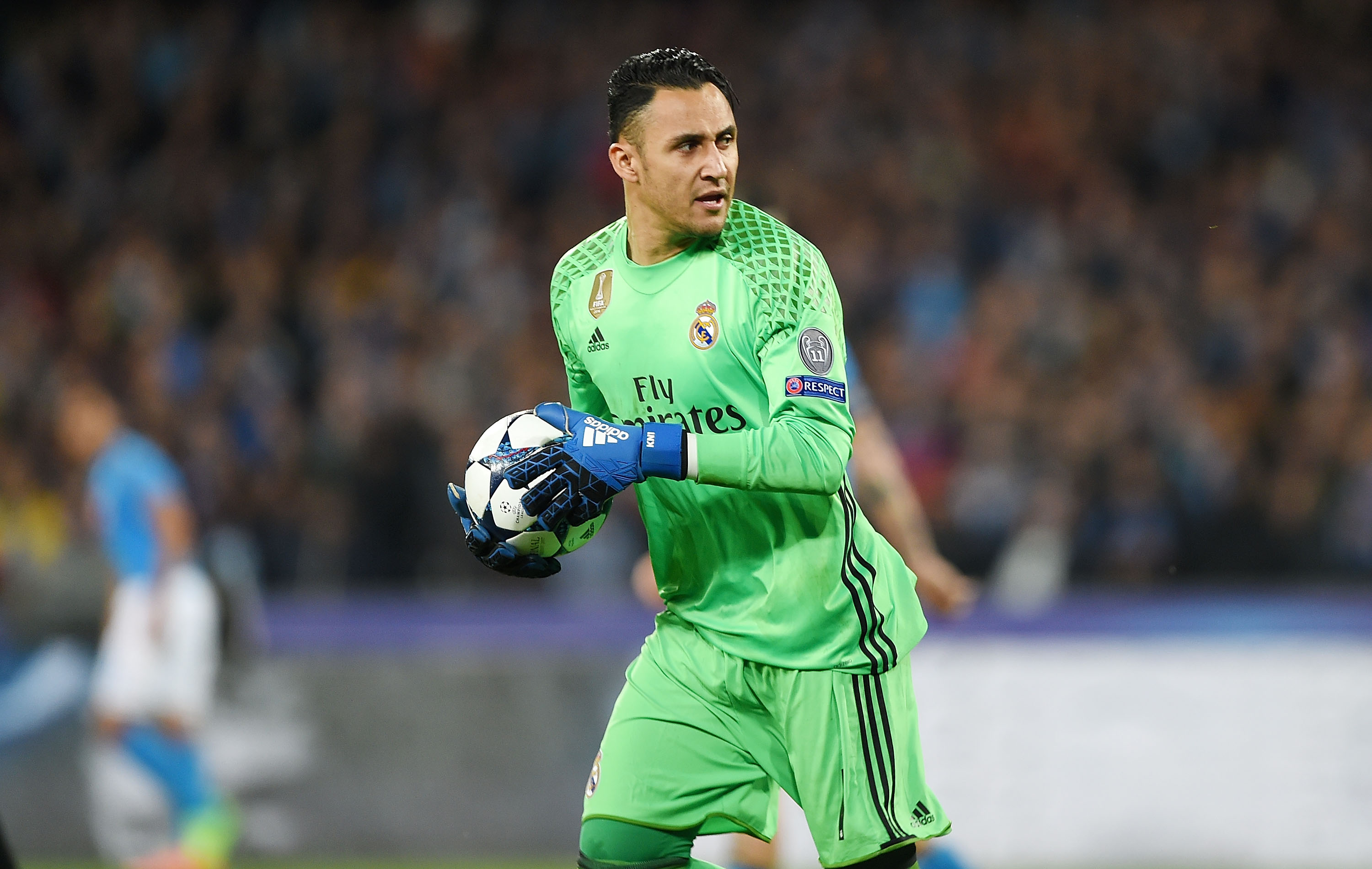 NAPLES, ITALY - MARCH 07: Keylor Navas of Real Madrid CF in action during the UEFA Champions League Round of 16 second leg match between SSC Napoli and Real Madrid CF at Stadio San Paolo on March 7, 2017 in Naples, Italy.  (Photo by Francesco Pecoraro/Getty Images)