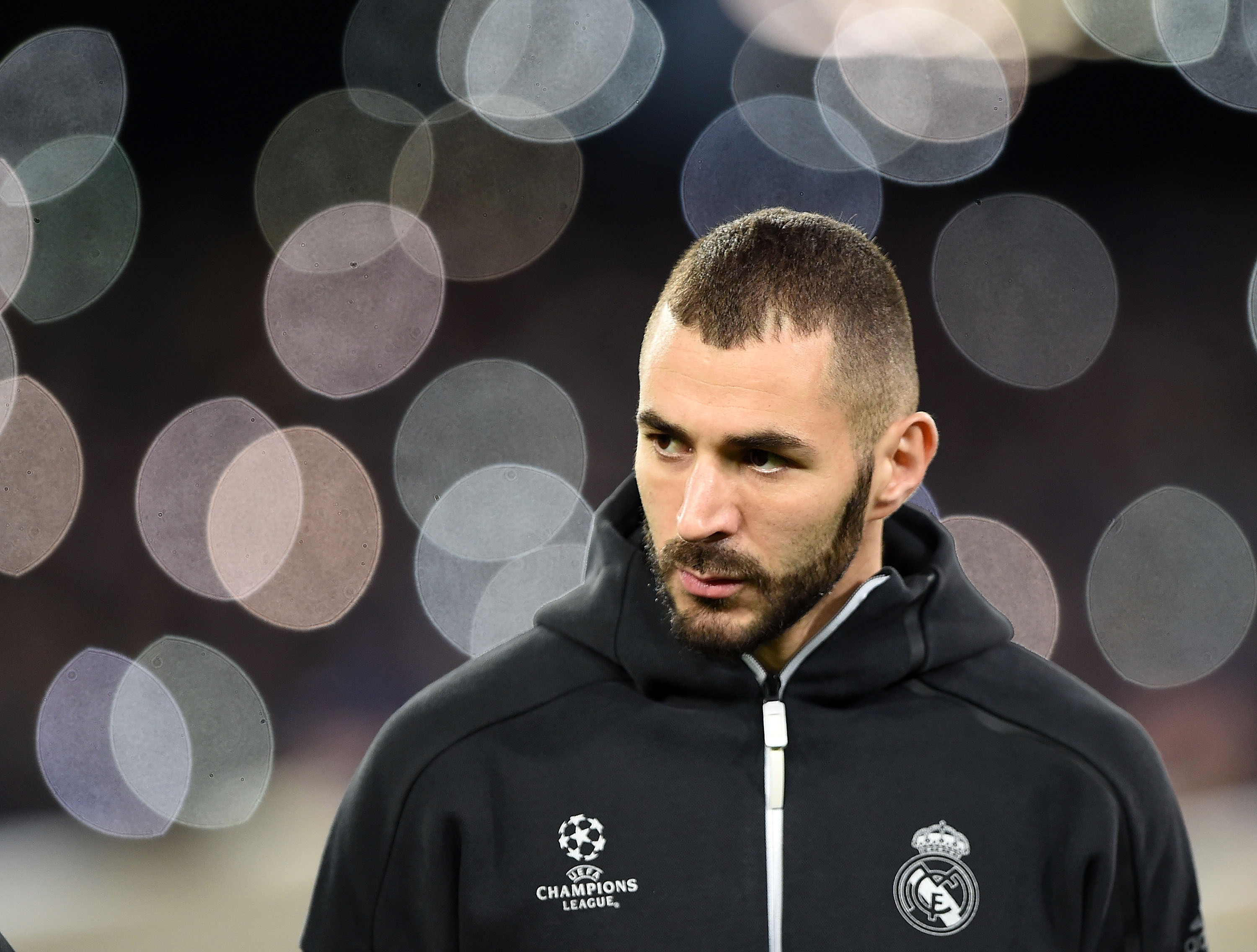 NAPLES, ITALY - MARCH 07: Karim Benzema of Real Madrid CF in action during the UEFA Champions League Round of 16 second leg match between SSC Napoli and Real Madrid CF at Stadio San Paolo on March 7, 2017 in Naples, Italy.  (Photo by Francesco Pecoraro/Getty Images)