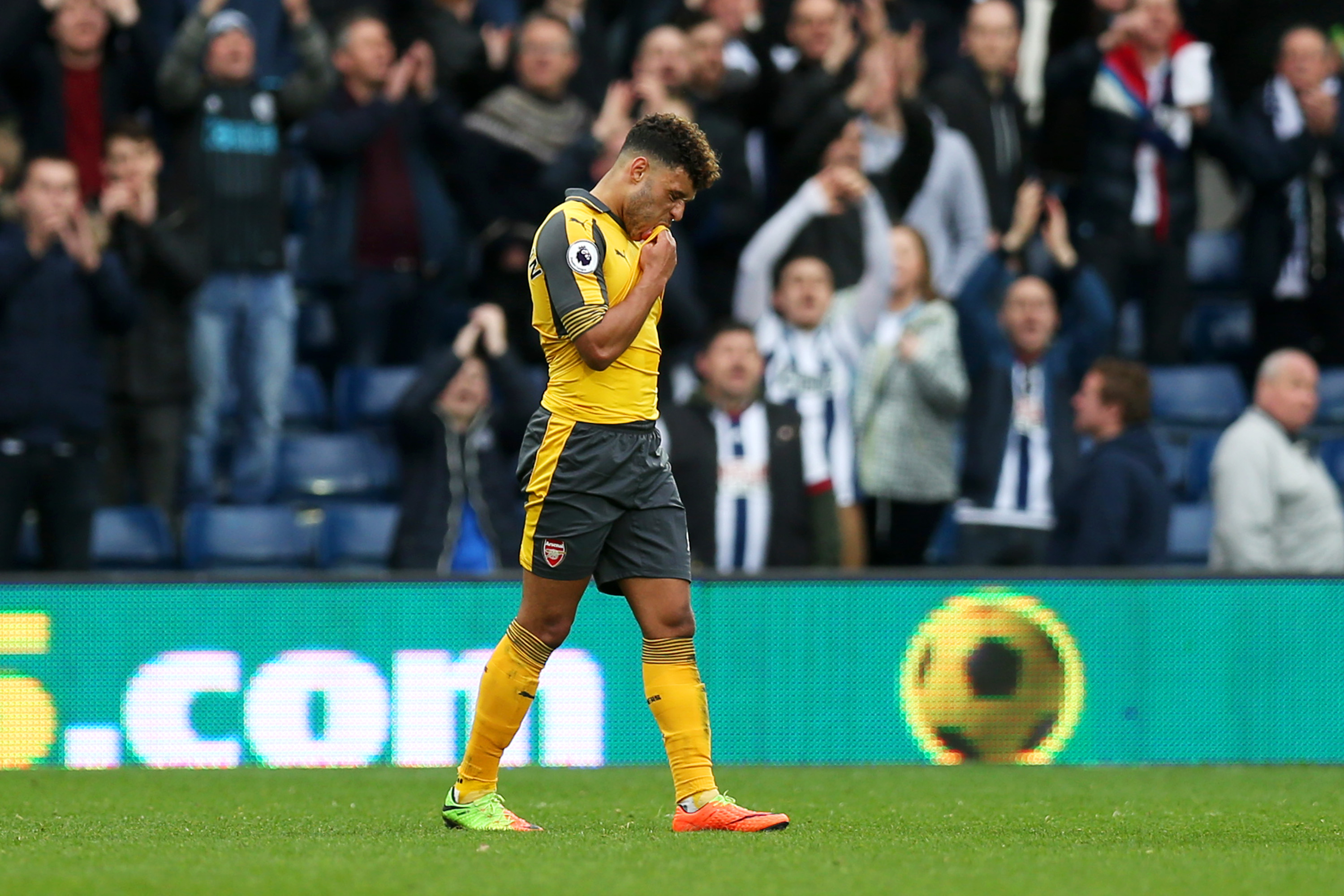 WEST BROMWICH, ENGLAND - MARCH 18: Alex Oxlade-Chamberlain of Arsenal looks dejected after the Premier League match between West Bromwich Albion and Arsenal at The Hawthorns on March 18, 2017 in West Bromwich, England.  (Photo by Alex Morton/Getty Images)