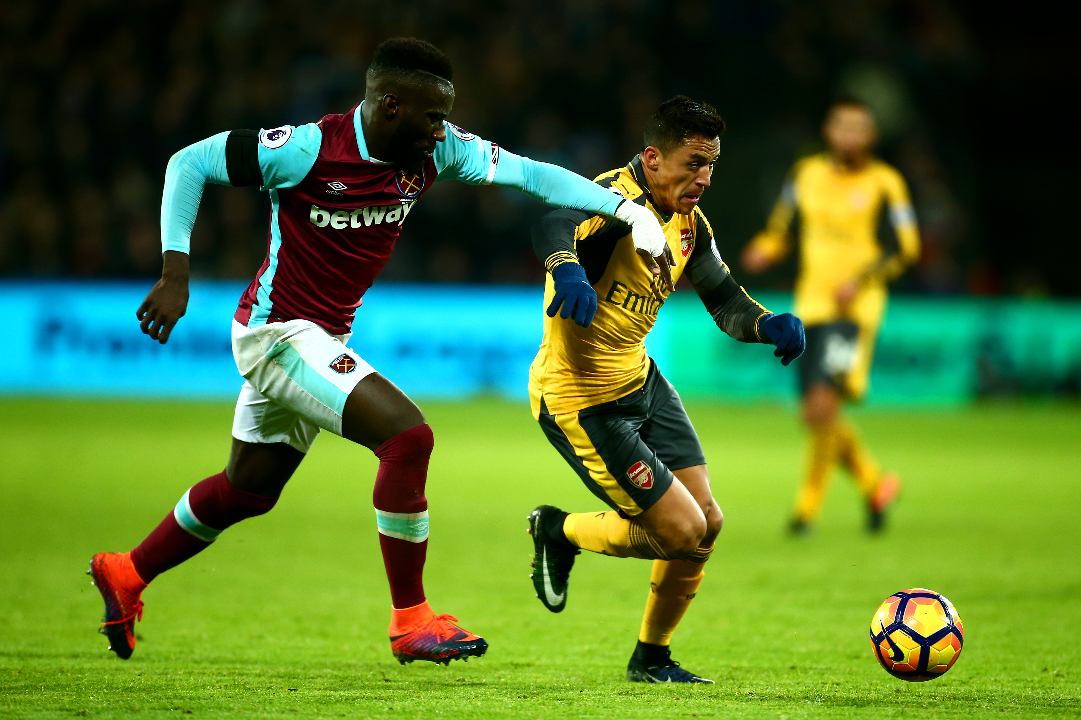 LONDON, ENGLAND - DECEMBER 03:  Alexis Sanchez of Arsenal holds off Arthur Masuaku of West Ham United during the Premier League match between West Ham United and Arsenal at London Stadium on December 3, 2016 in London, England.  (Photo by Jordan Mansfield/Getty Images)