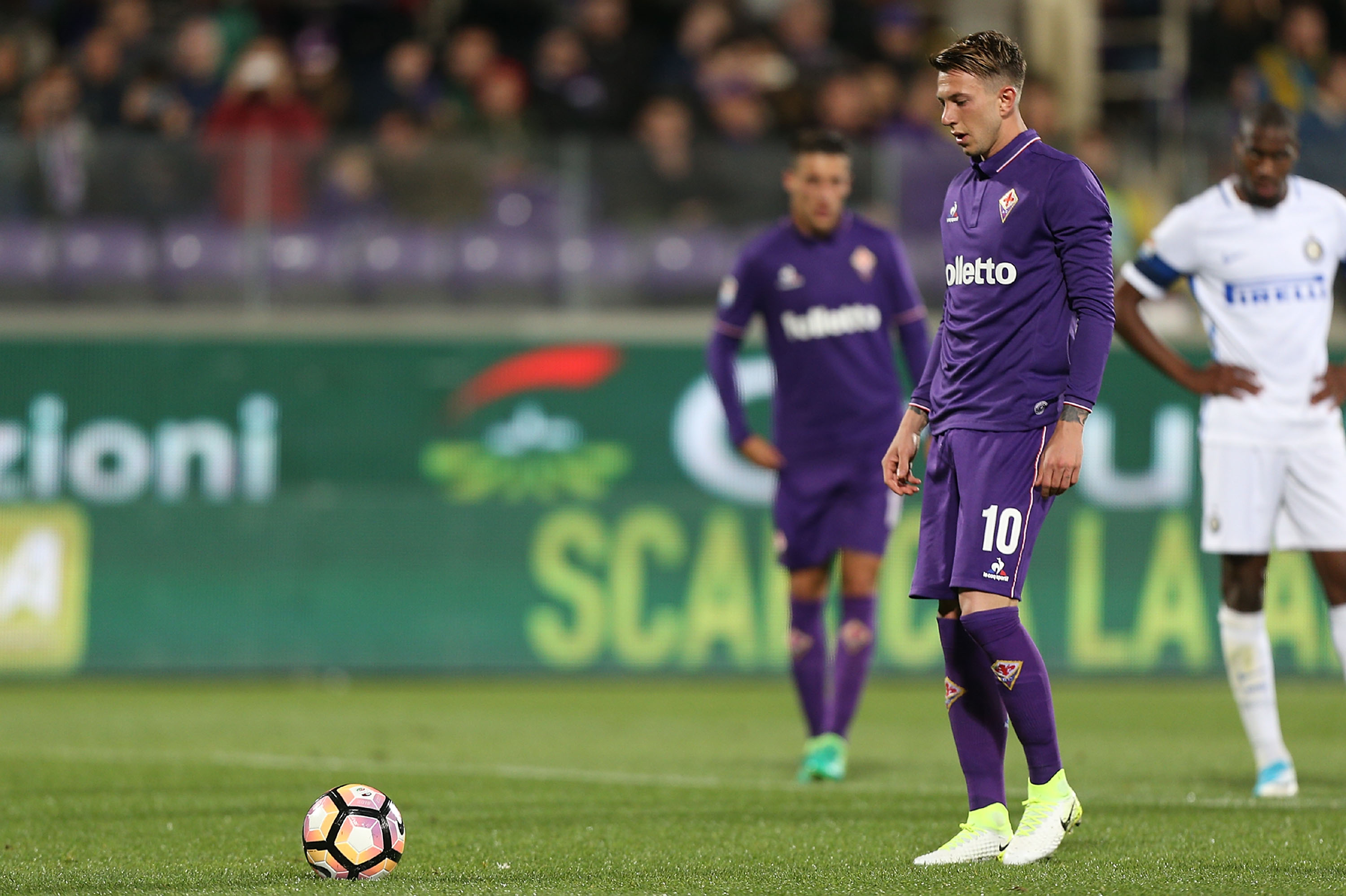 FLORENCE, ITALY - APRIL 22: Federico Bernardeschi of ACF Fiorentina in action during the Serie A match between ACF Fiorentina v FC Internazionale at Stadio Artemio Franchi on April 22, 2017 in Florence, Italy.  (Photo by Gabriele Maltinti/Getty Images)