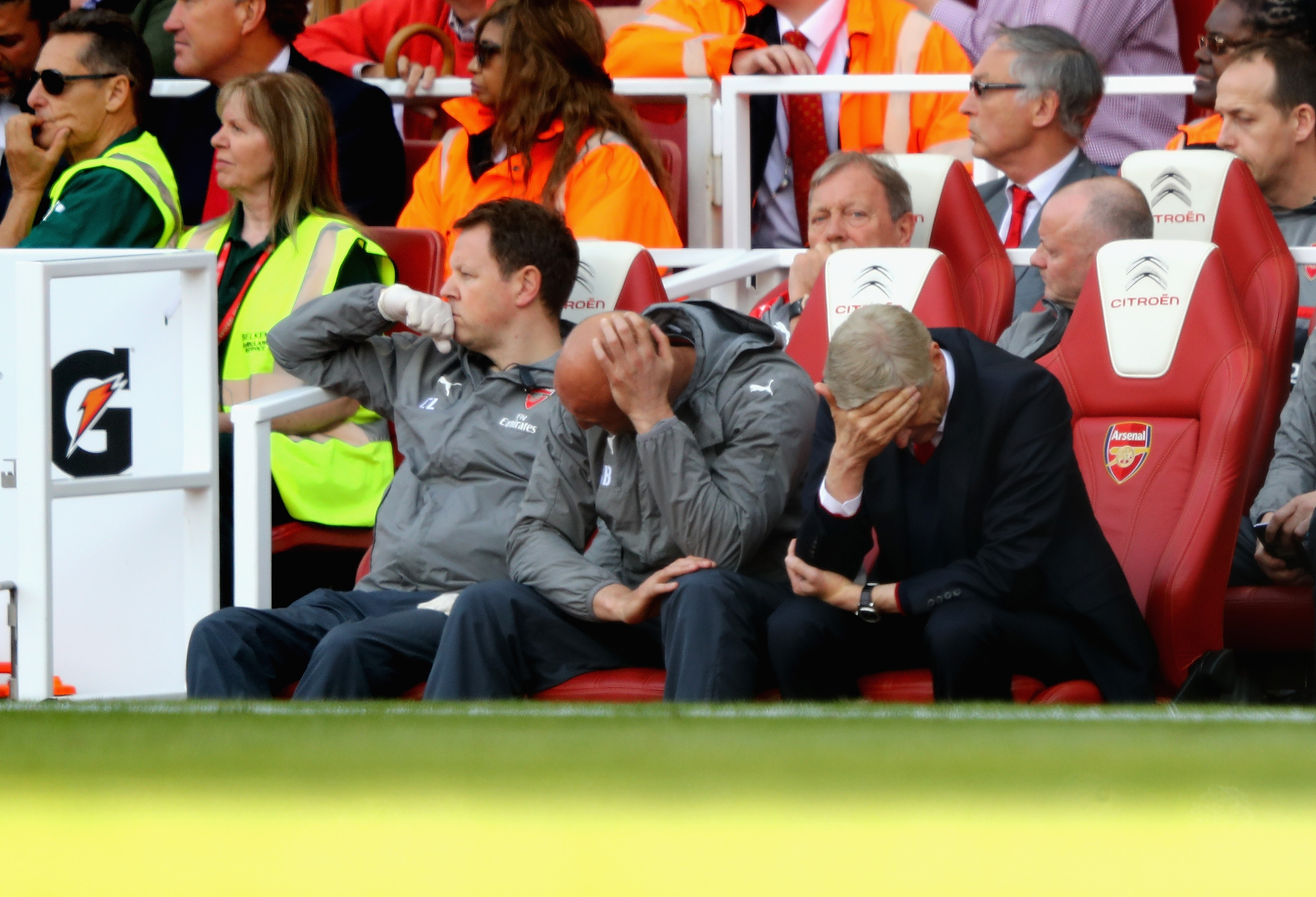 LONDON, ENGLAND - MAY 21:  Arsene Wenger of Arsenal looks on during the Premier League match between Arsenal and Everton at Emirates Stadium on May 21, 2017 in London, England.  (Photo by Clive Mason/Getty Images)