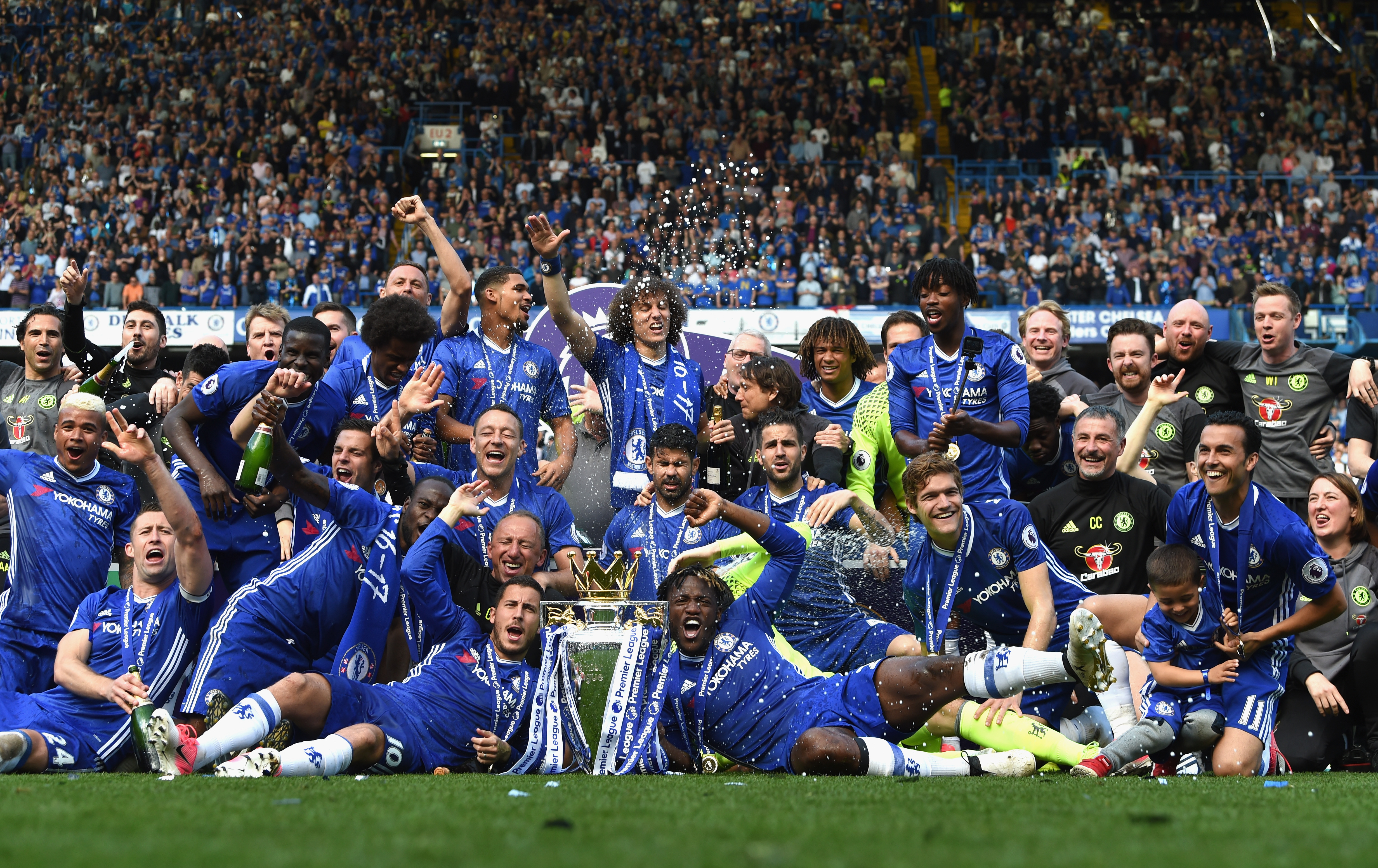 LONDON, ENGLAND - MAY 21: Chelsea poses with the Premier League Trophy after the Premier League match between Chelsea and Sunderland at Stamford Bridge on May 21, 2017 in London, England.  (Photo by Michael Regan/Getty Images)