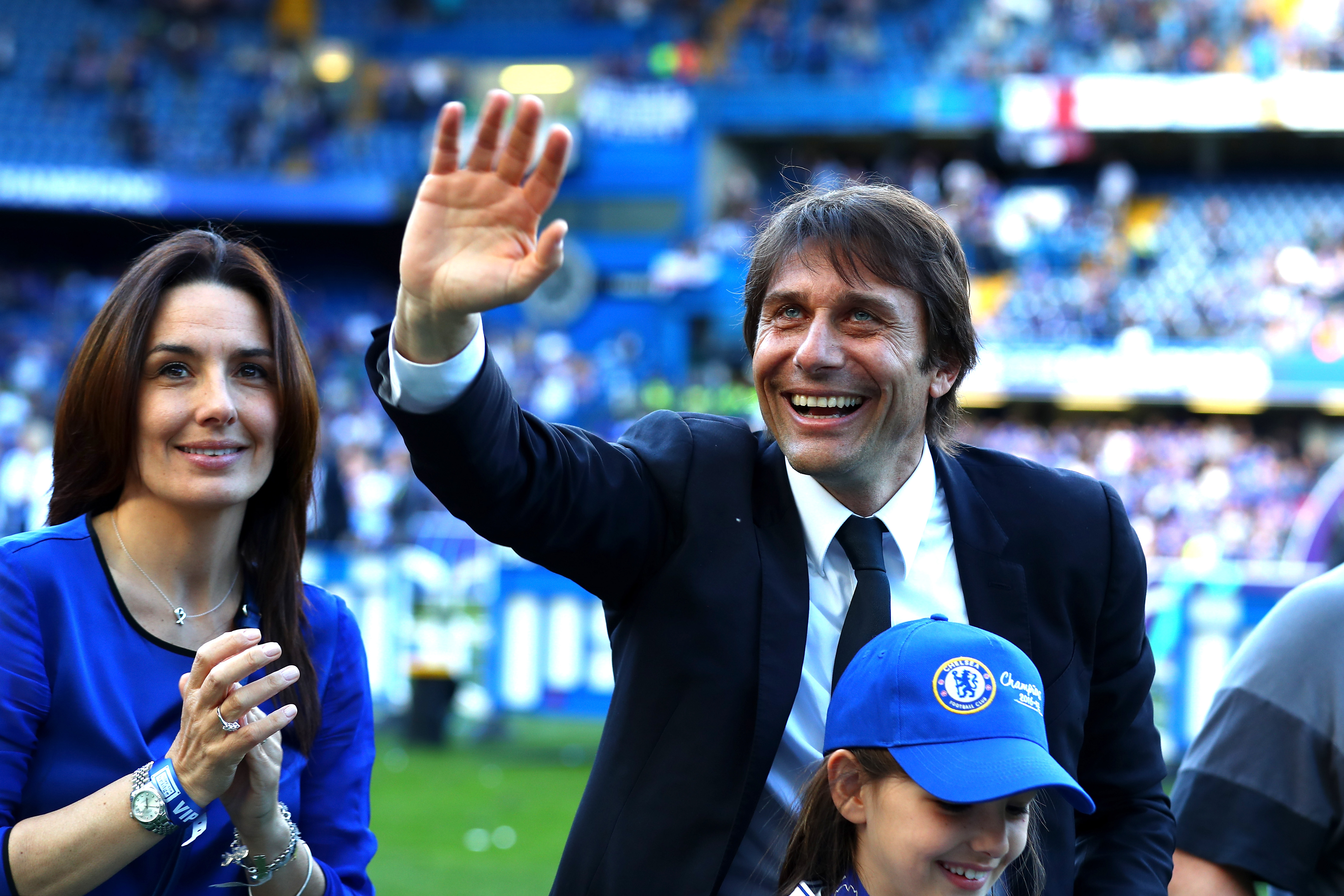 LONDON, ENGLAND - MAY 21:  Antonio Conte, Manager of Chelsea celebrates following the Premier League match between Chelsea and Sunderland at Stamford Bridge on May 21, 2017 in London, England.  (Photo by Clive Rose/Getty Images)