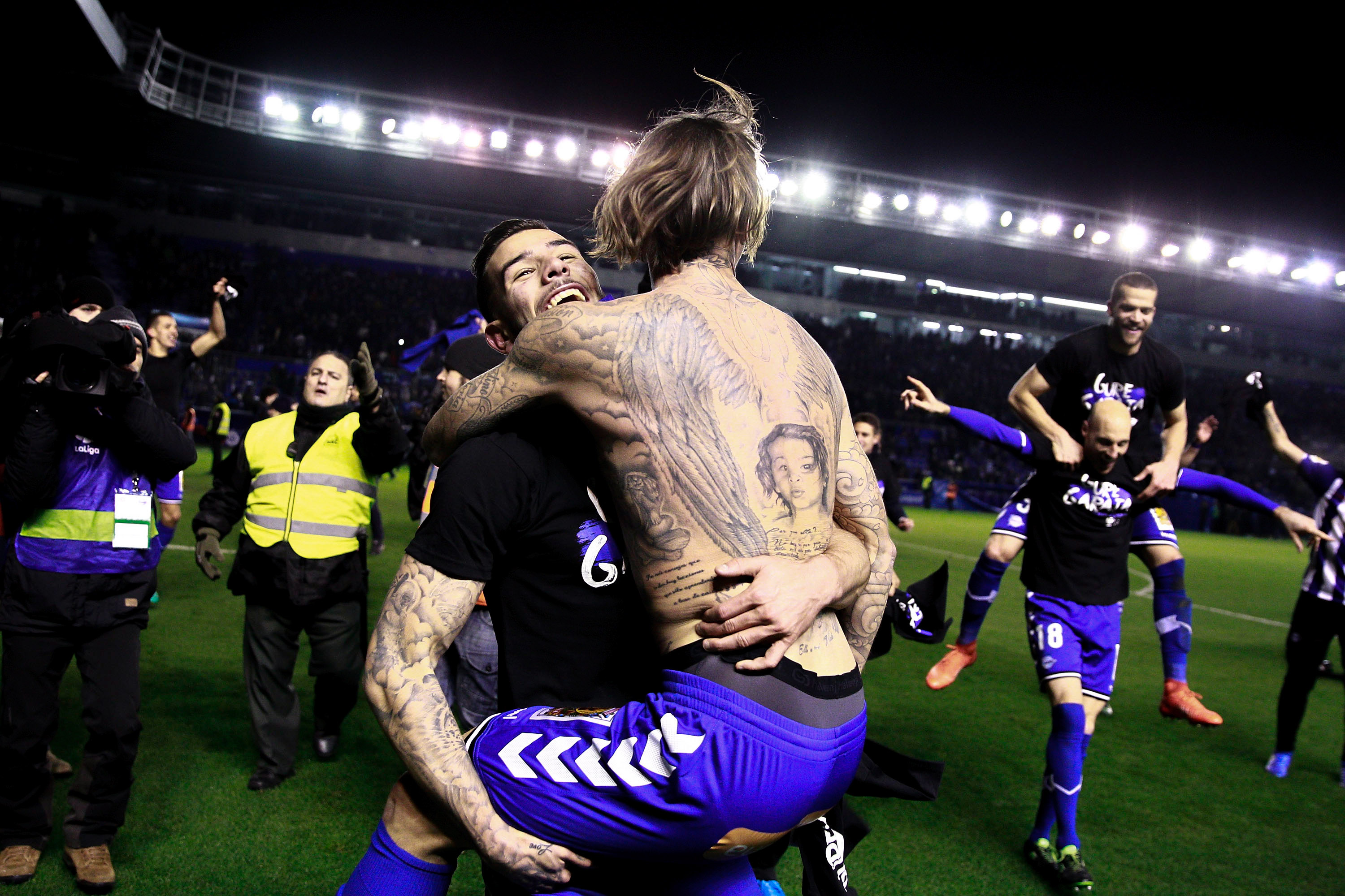 VITORIA-GASTEIZ, SPAIN - FEBRUARY 08:  Theo Hernandez (L) of Deportivo Alaves celebrates their victory with team mate Alexis Ruano (R) after the Copa del Rey semi-final second leg match between Deportivo Alaves and RC Celta de Vigo at Estadio de Mendizorroza on February 8, 2017 in Vitoria-Gasteiz, Spain.  (Photo by Gonzalo Arroyo Moreno/Getty Images)