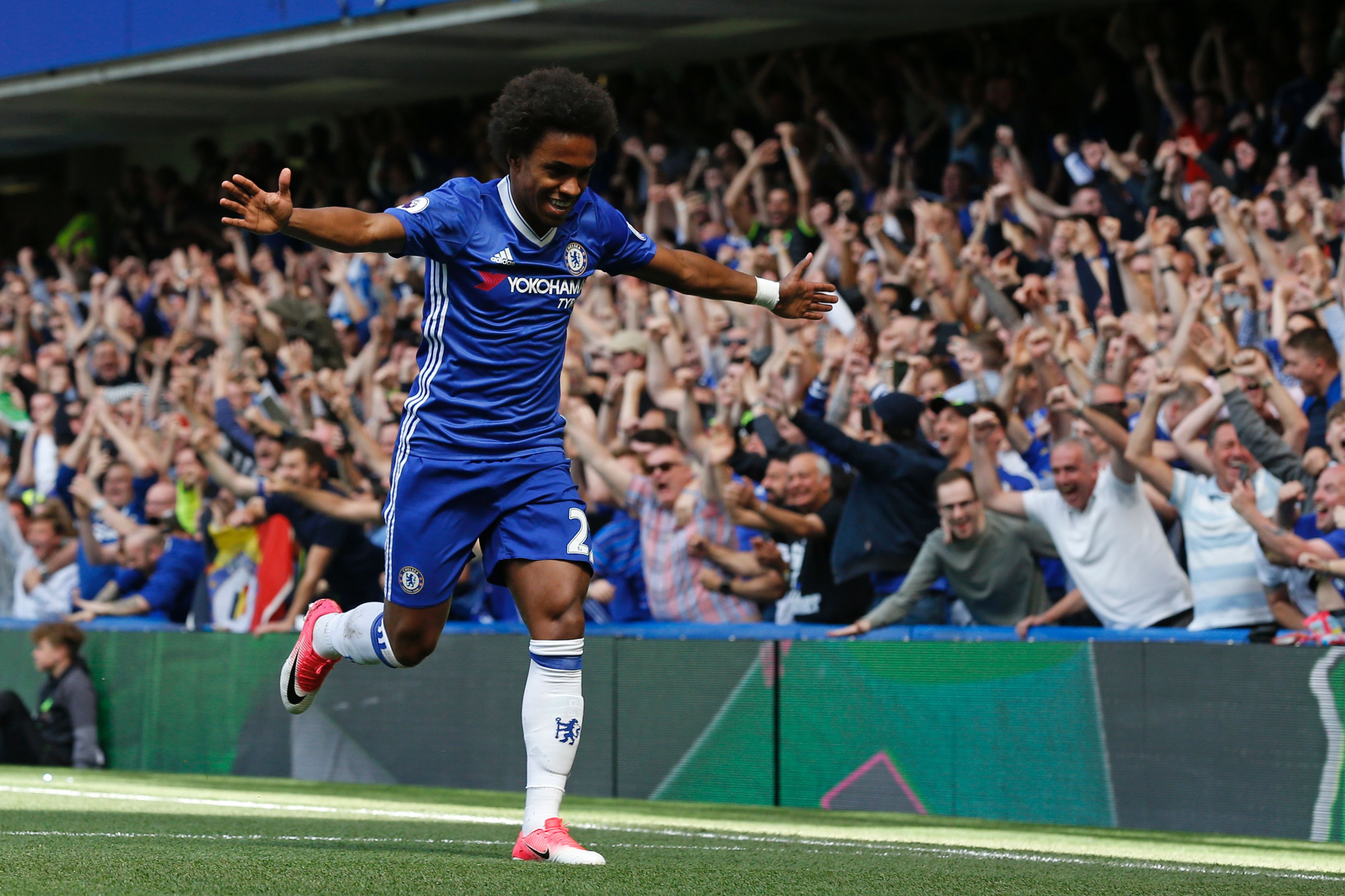 Willian will be the key to Chelsea's attacks (AFP PHOTO / Ian KINGTON)