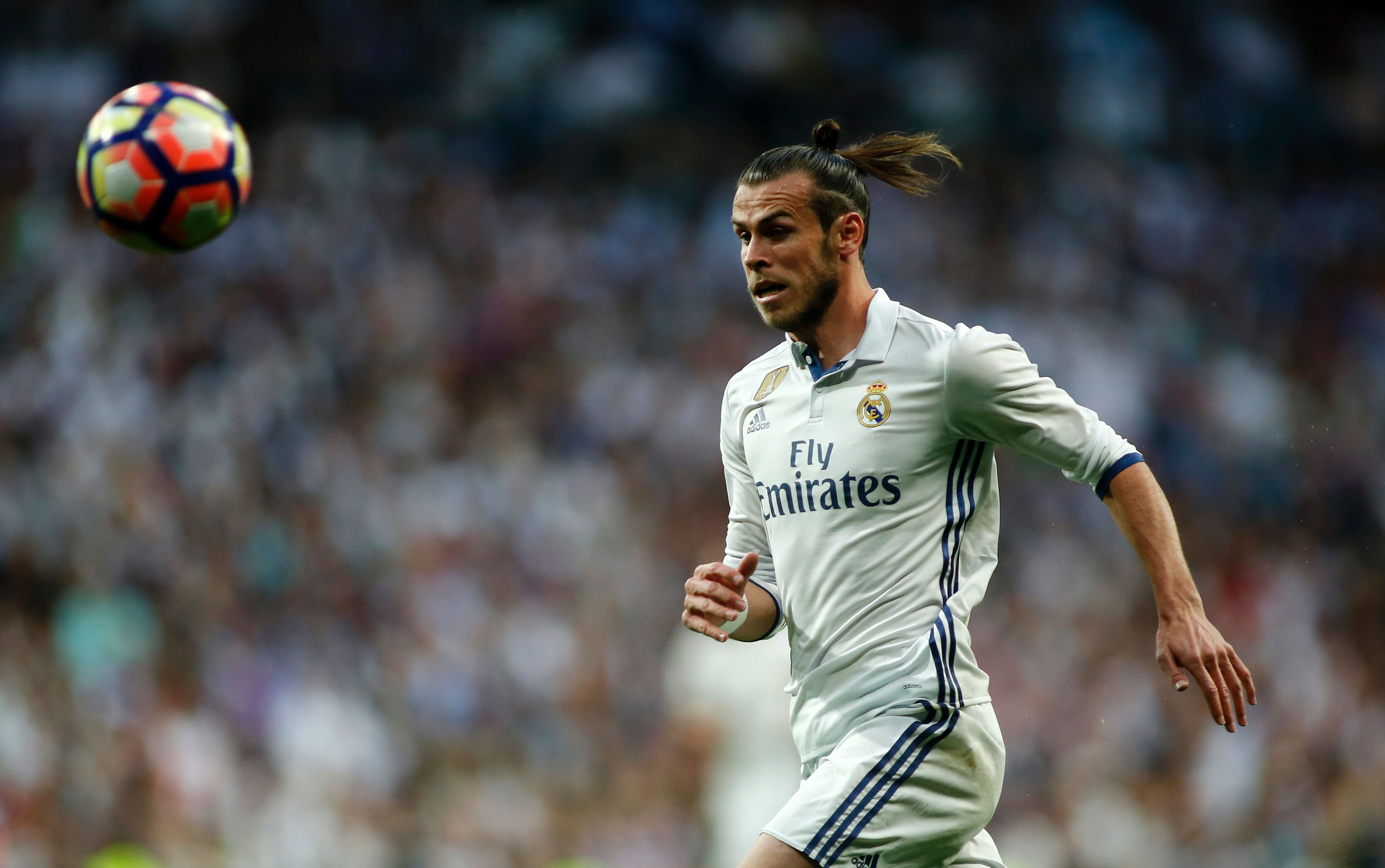 Real Madrid's Welsh forward Gareth Bale goes for the ball during the Spanish league football match Real Madrid CF vs FC Barcelona at the Santiago Bernabeu stadium in Madrid on April 23, 2017. / AFP PHOTO / OSCAR DEL POZO