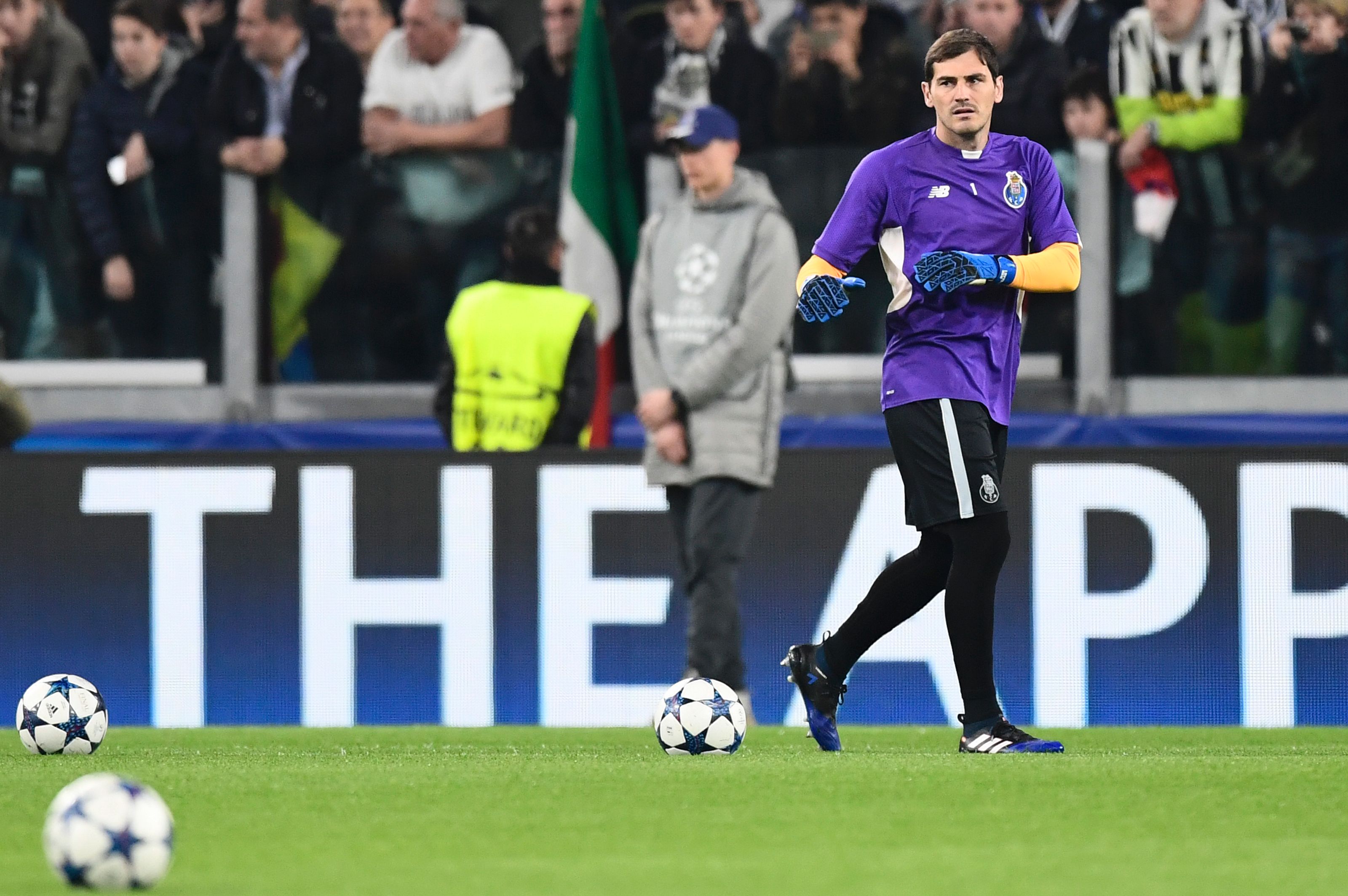 Porto's Spanish goalkeeper Iker Casillas warms up before the UEFA Champions League football match Juventus vs FC Porto on March 14, 2017 at the Juventus stadium in Turin. / AFP PHOTO / MIGUEL MEDINA        (Photo credit should read MIGUEL MEDINA/AFP/Getty Images)