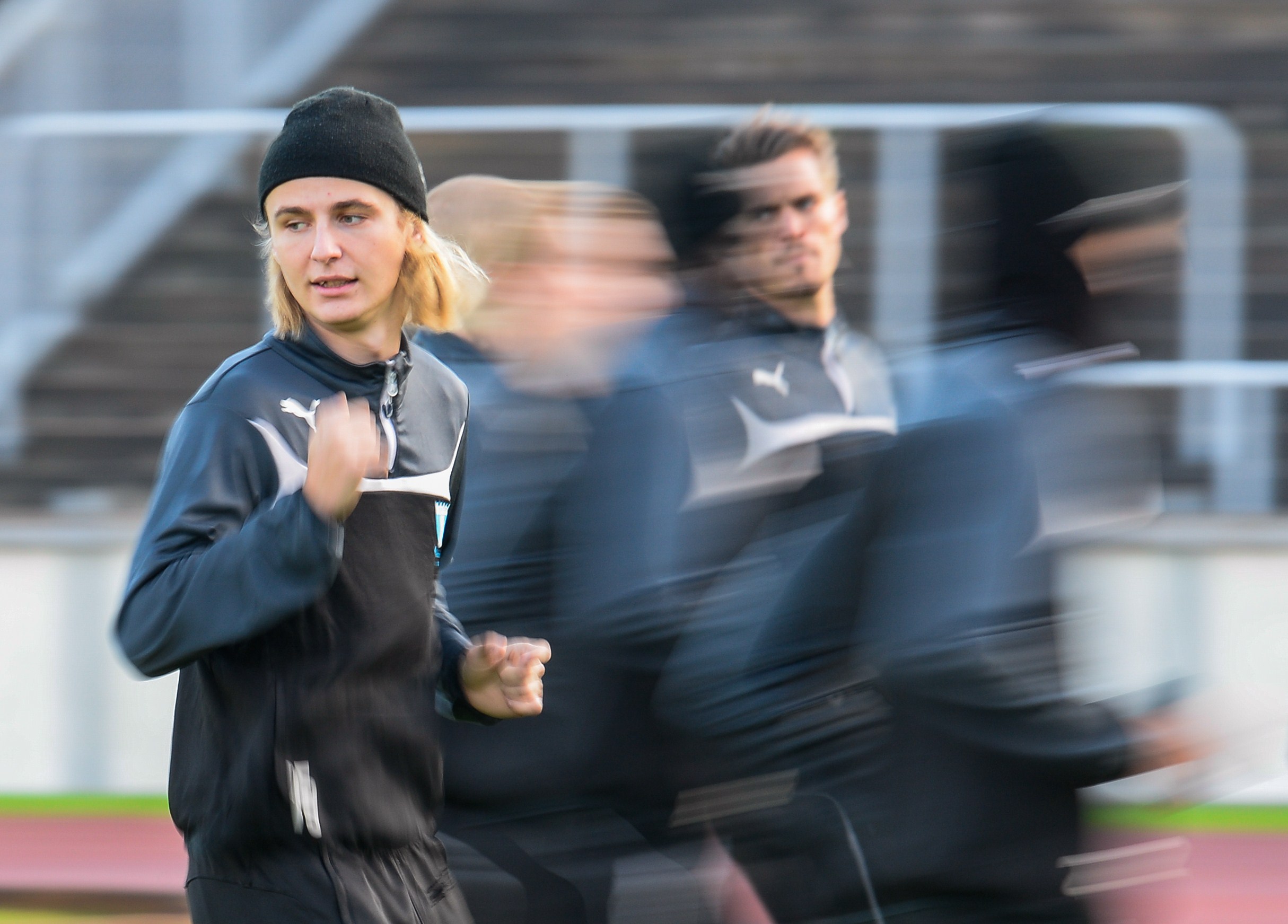 Malmo's midfileder Pawel Cibicki (L) warms up together with his teammates during a training session at the Malmo Stadion on November 3, 2014 on the eve of the UEFA Champions League group A football match between Malmo FF and Club Atletico de Madrid. AFP PHOTO / JONATHAN NACKSTRAND        (Photo credit should read JONATHAN NACKSTRAND/AFP/Getty Images)