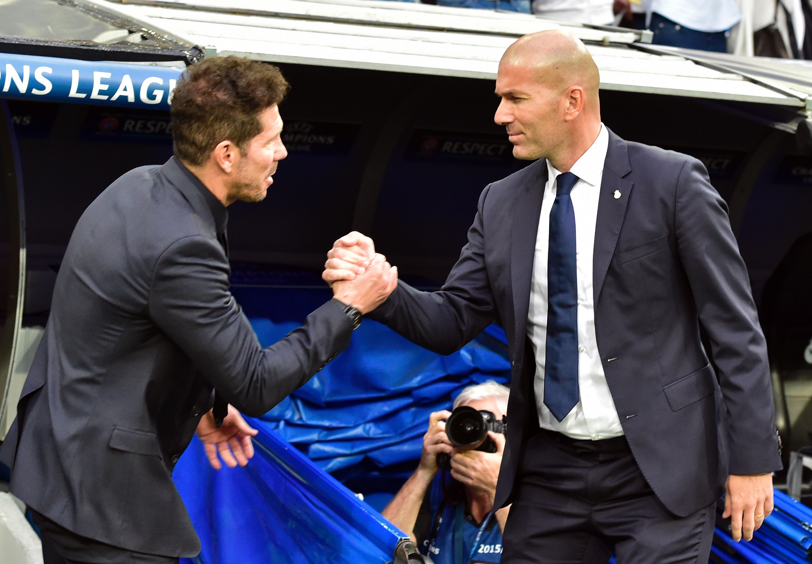 Atletico Madrid's Argentinian coach Diego Simeone (L) shakes hands with Real Madrid's French coach Zinedine Zidane beofre the UEFA Champions League semifinal first leg football match Real Madrid CF vs Club Atletico de Madrid at the Santiago Bernabeu stadium in Madrid, on May 2, 2017. / AFP PHOTO / GERARD JULIEN        (Photo credit should read GERARD JULIEN/AFP/Getty Images)