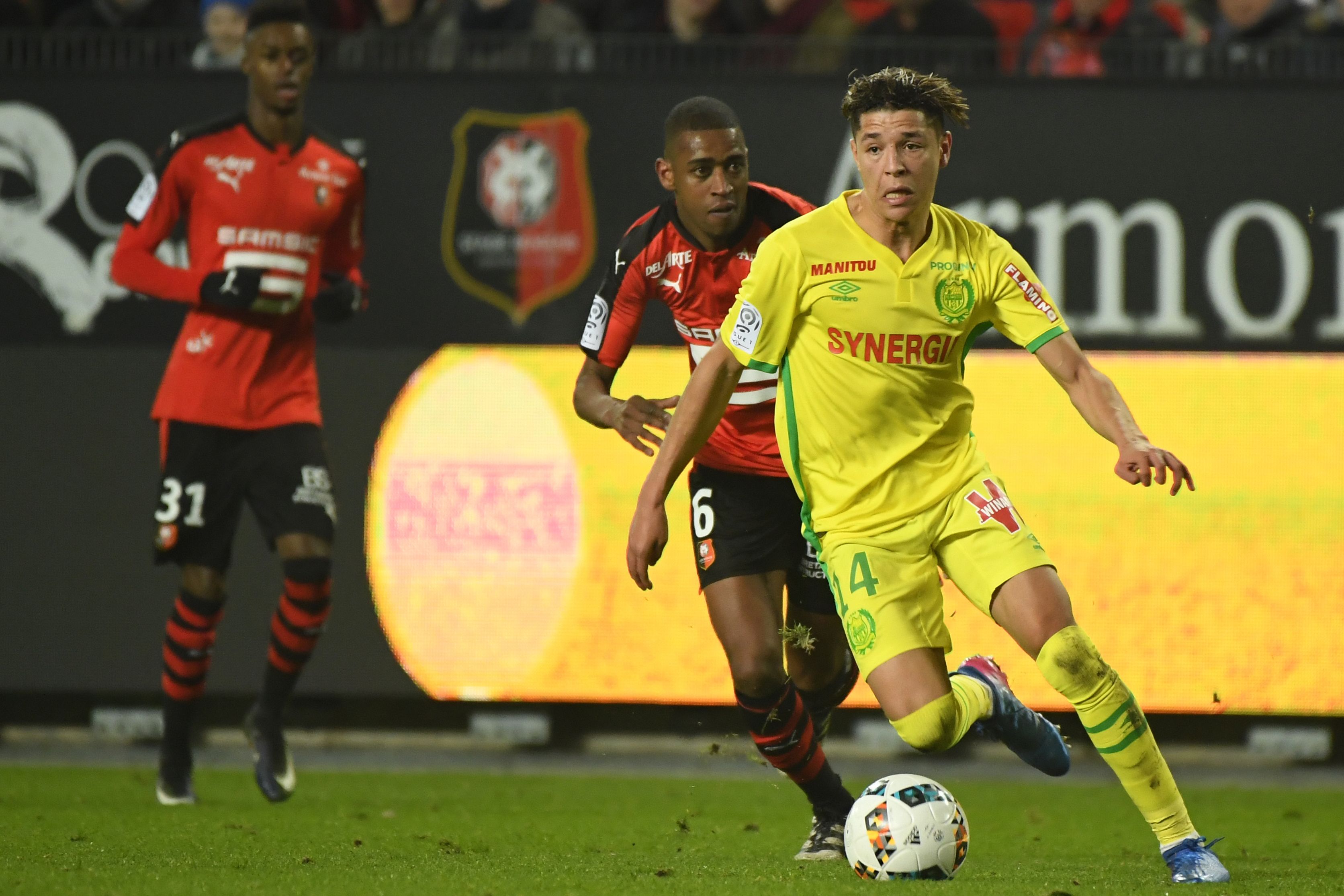 Nantes' French midfielder Amine Harit (R) vies with Rennes' Cape Verdean midfielder Gelson Fernandes (rear R) during the French L1 football match between Rennes and Nantes on January  28, 2017 at the Roazhon park stadium in Rennes, western France. / AFP / DAMIEN MEYER        (Photo credit should read DAMIEN MEYER/AFP/Getty Images)