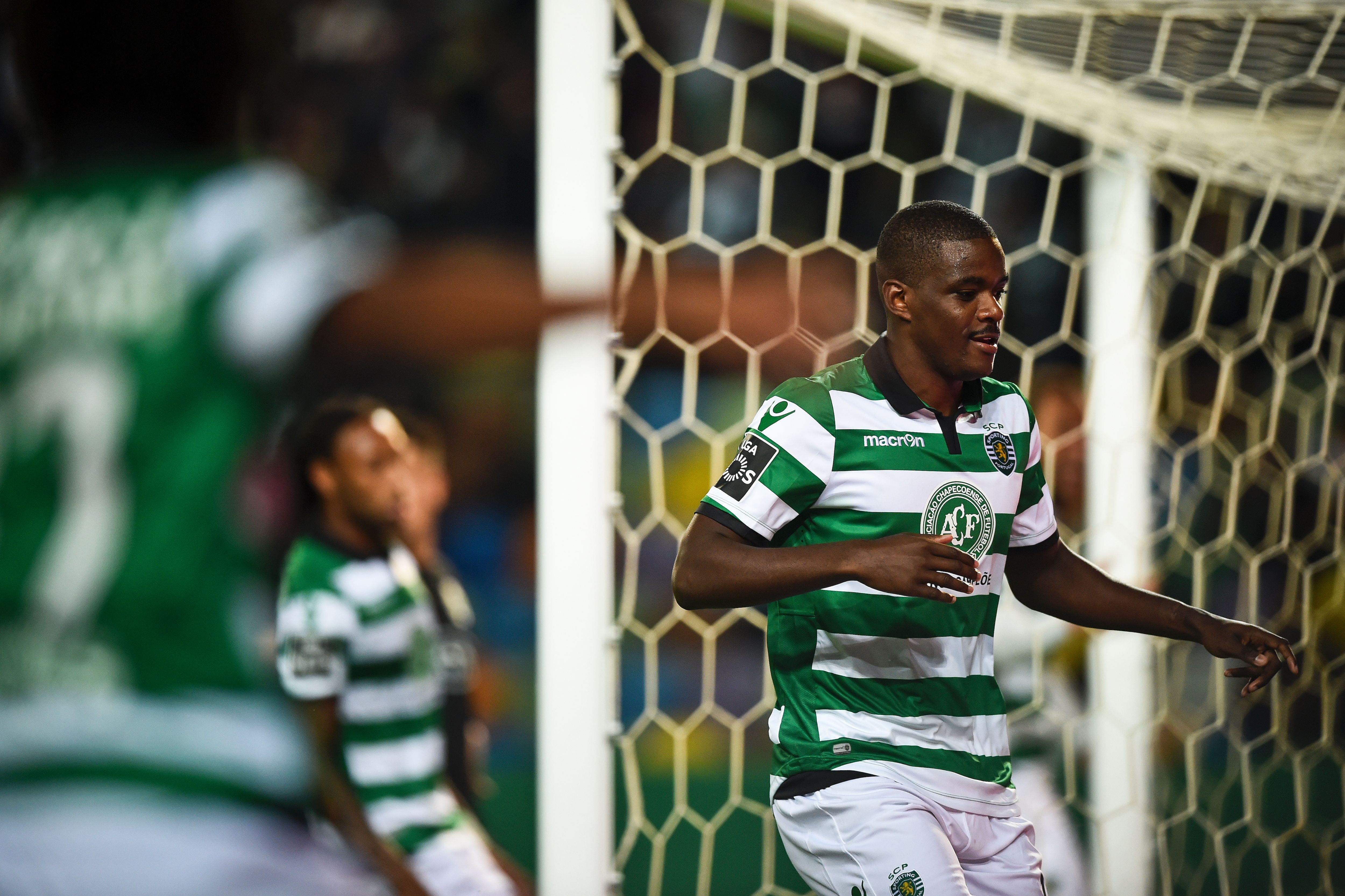 Sporting's midfielder William de Carvalho (R) celebrates with his teammates after scoring during the Portuguese league football match Sporting CP vs Vitoria Setubal at the Jose Alvalade stadium in Lisbon on December 3, 2016. / AFP / PATRICIA DE MELO MOREIRA        (Photo credit should read PATRICIA DE MELO MOREIRA/AFP/Getty Images)