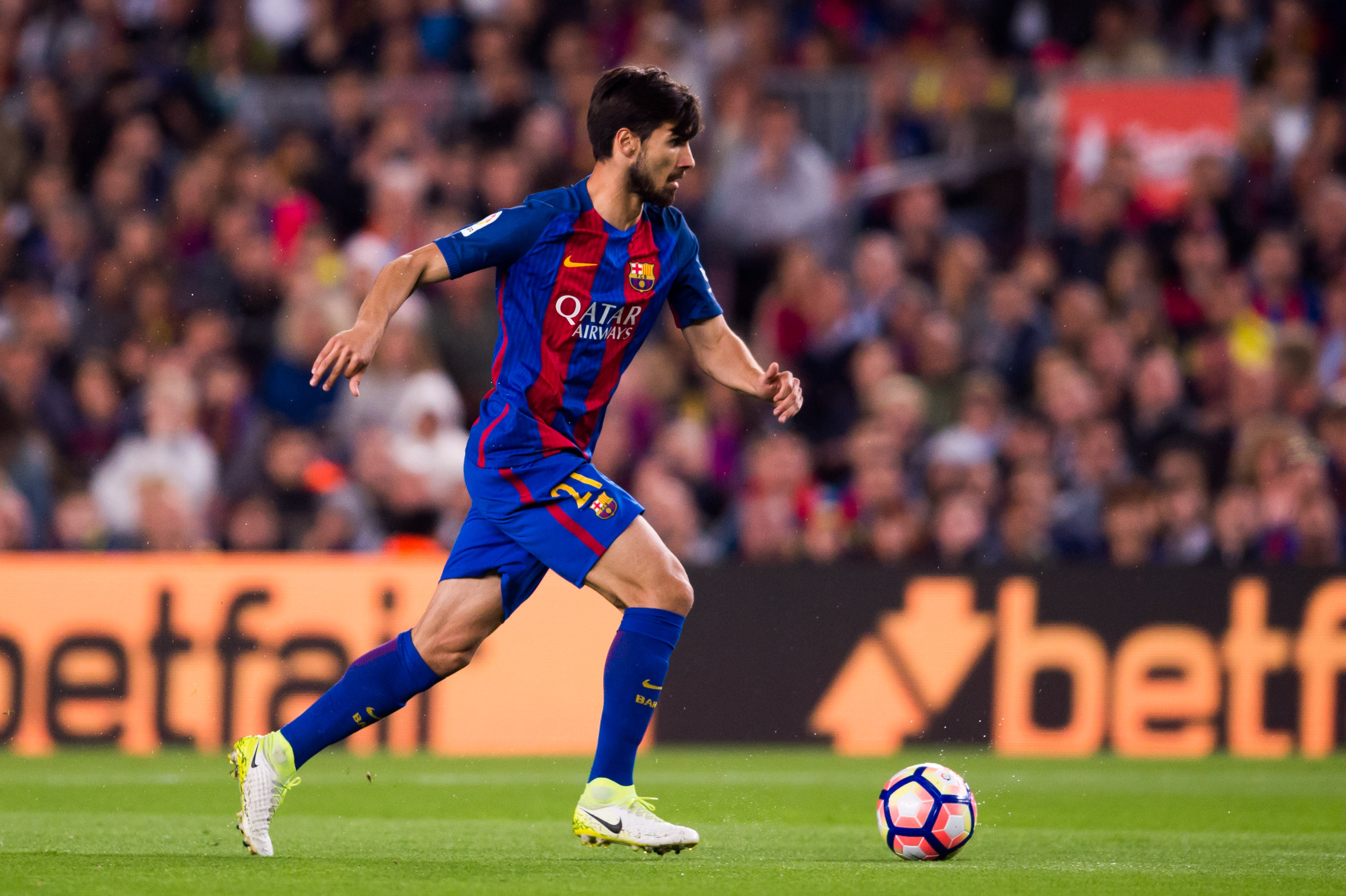 BARCELONA, SPAIN - APRIL 15: Andre Gomes of FC Barcelona conducts the ball during the La Liga match between FC Barcelona and Real Sociedad de Futbol at Camp Nou stadium on April 15, 2017 in Barcelona, Spain. (Photo by Alex Caparros/Getty Images)