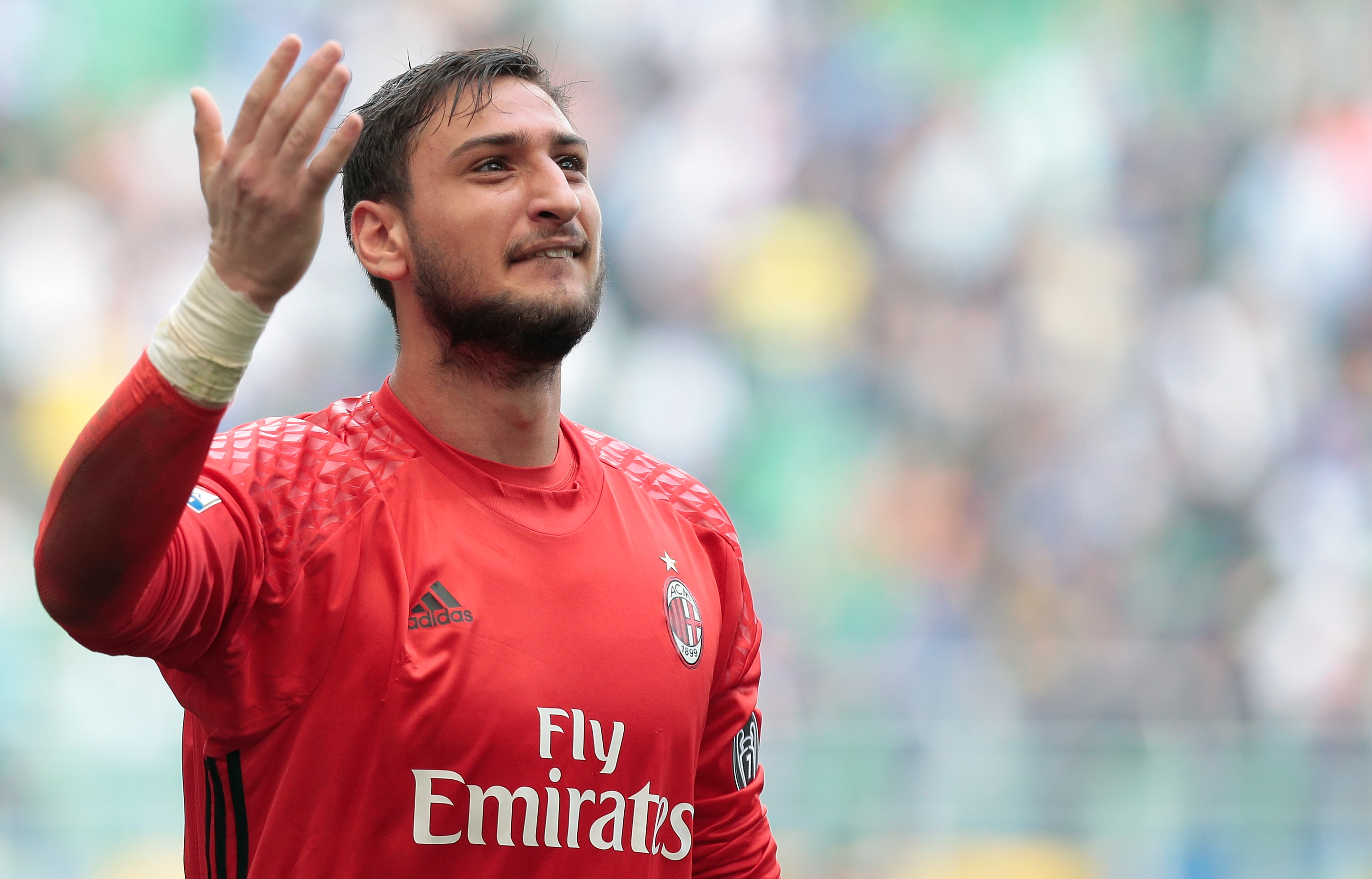 MILAN, ITALY - APRIL 15:  Gianluigi Donnarumma of AC Milan salutes the fans at the end of the Serie A match between FC Internazionale and AC Milan at Stadio Giuseppe Meazza on April 15, 2017 in Milan, Italy.  (Photo by Emilio Andreoli/Getty Images )