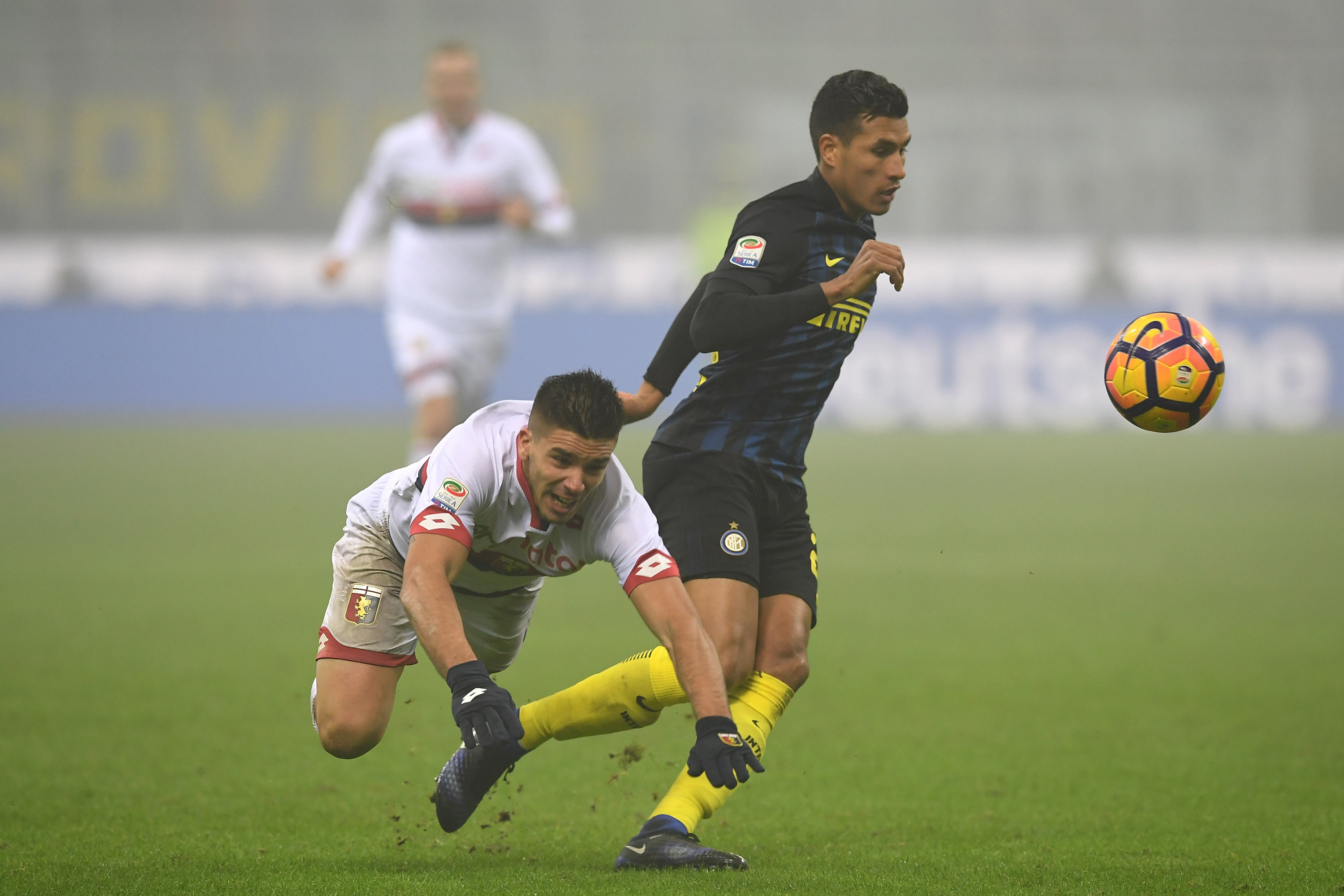 MILAN, ITALY - DECEMBER 11:  Jeison Murillo (R) of FC Internazionale tackles Giovanni Simeone of Genoa CFC during the Serie A match between FC Internazionale and Genoa CFC at Stadio Giuseppe Meazza on December 11, 2016 in Milan, Italy.  (Photo by Valerio Pennicino/Getty Images)