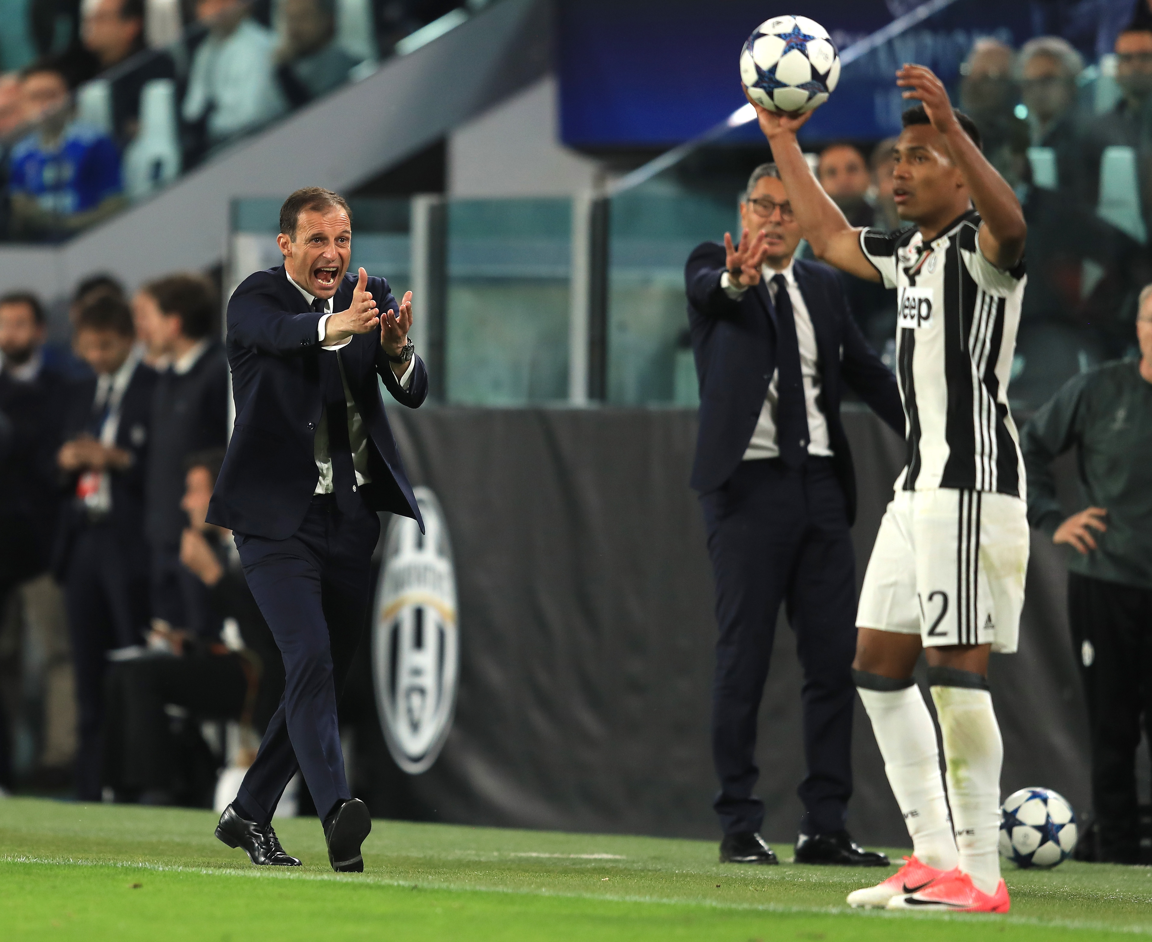TURIN, ITALY - MAY 09:  Massimiliano Allegri, Manager of Juventus gestures towards Alex Sandro of Juventus during the UEFA Champions League Semi Final second leg match between Juventus and AS Monaco at Juventus Stadium on May 9, 2017 in Turin, Italy.  (Photo by Richard Heathcote/Getty Images)