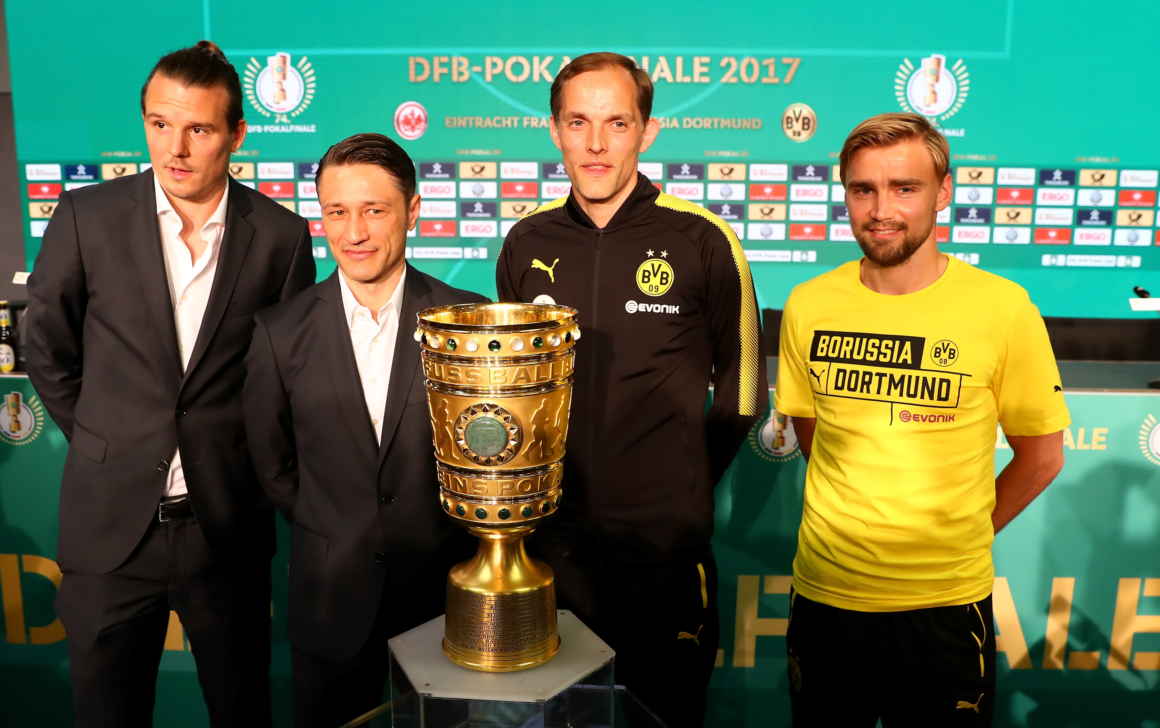 BERLIN, GERMANY - MAY 26:  Head coach of Eintracht Frankfurt Niko Kovac (2L), team captain of Eintracht Frankfurt Alexander Meier (L), head coach of Borussia Dortmund Thomas Tuchel (2R), team captain of Borussia Dortmund Marcel Schmelzer (R) pose woth the DFB Cup trophy after the DFB Cup Final 2017 press conference at Olympiastadion on May 26, 2017 in Berlin, Germany.  (Photo by Martin Rose/Bongarts/Getty Images)