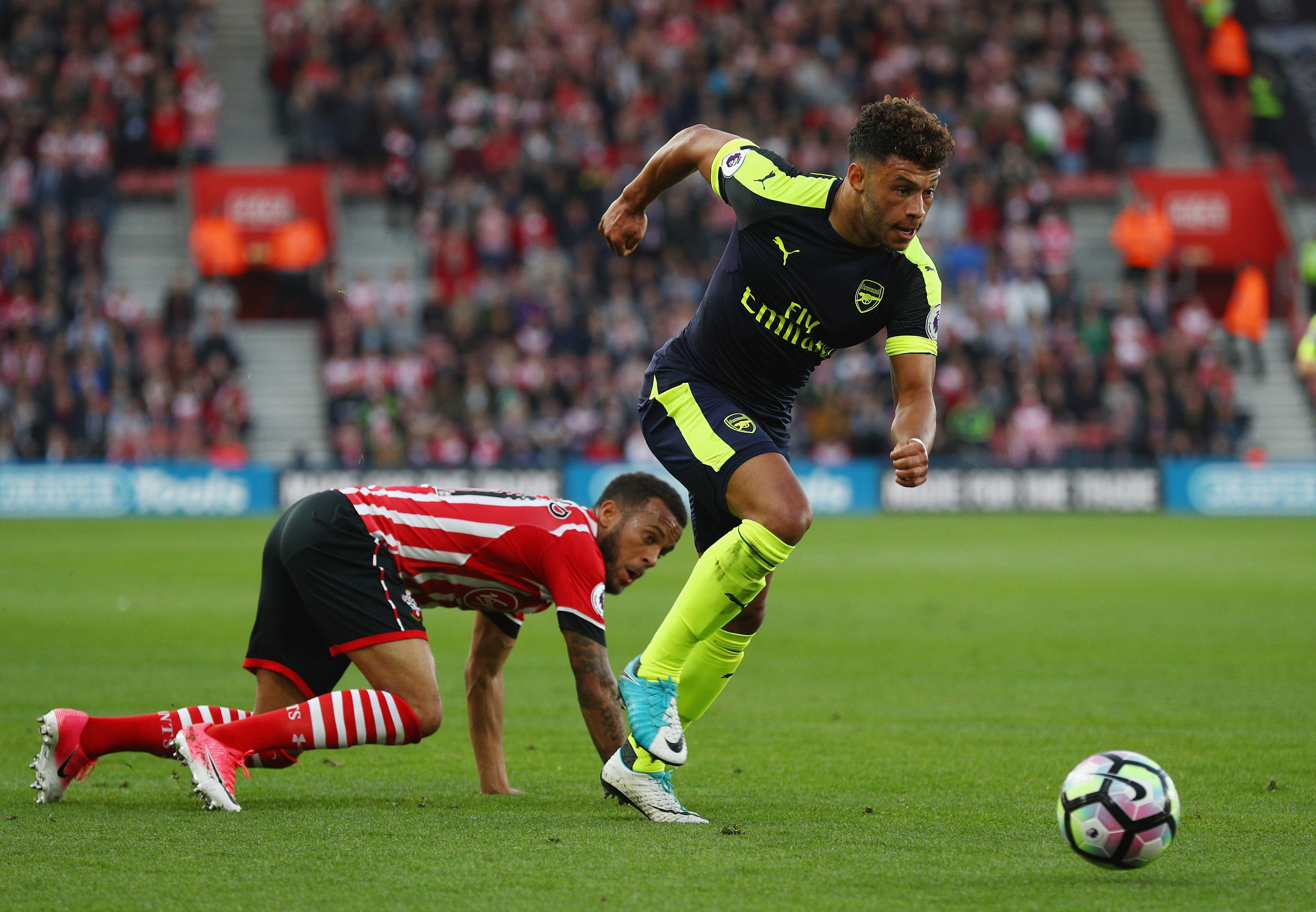 SOUTHAMPTON, ENGLAND - MAY 10:  Alex Oxlade-Chamberlain of Arsenal goes past Nathan Redmond of Southampton during the Premier League match between Southampton and Arsenal at St Mary's Stadium on May 10, 2017 in Southampton, England.  (Photo by Ian Walton/Getty Images)