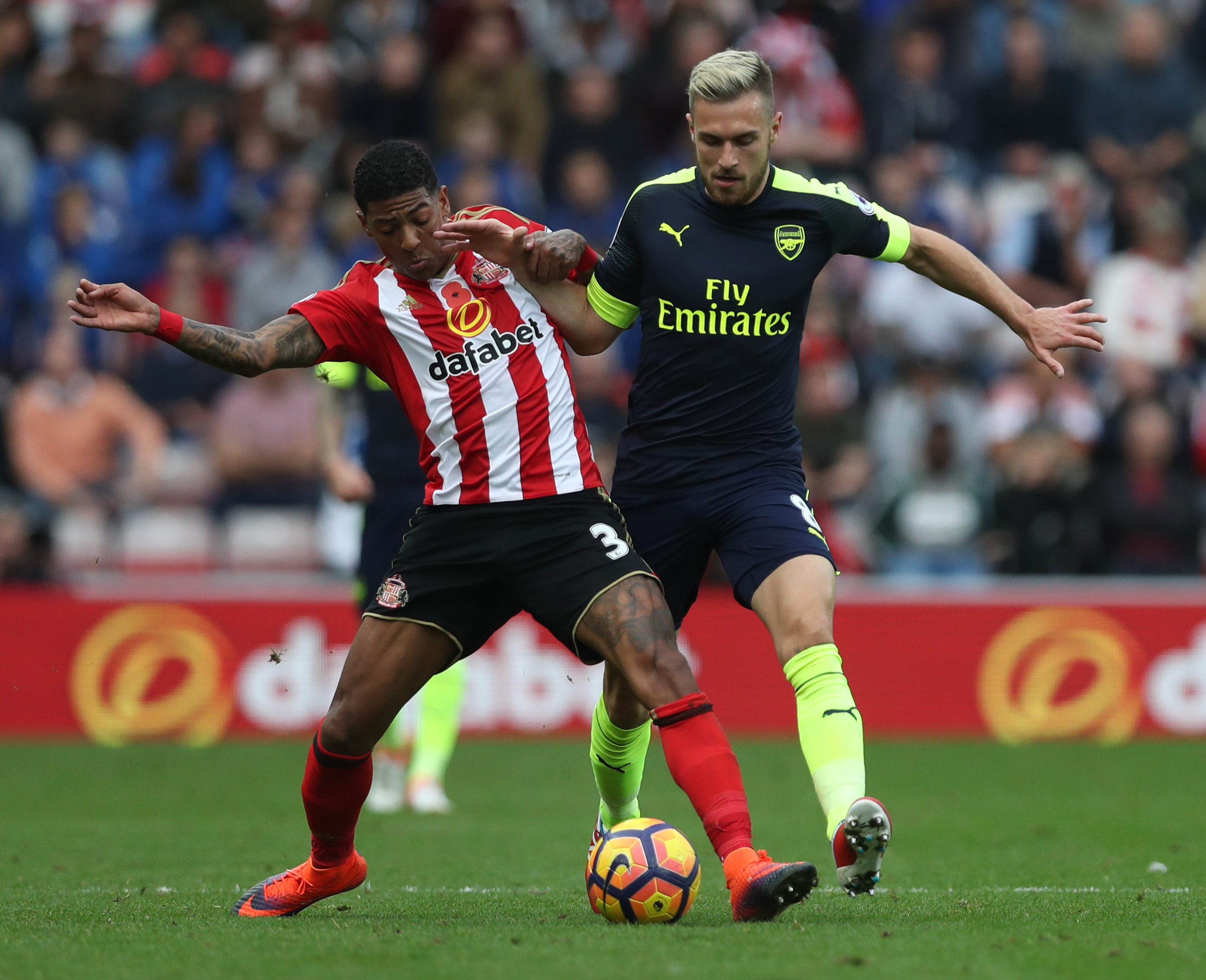 SUNDERLAND, ENGLAND - OCTOBER 29:  Aaron Ramsey of Arsenal vies with Patrick van Aanholt of Sunderland during the Premier League match between Sunderland and Arsenal at Stadium of Light on October 29, 2016 in Sunderland, England. (Photo by Ian MacNicol/Getty Images)