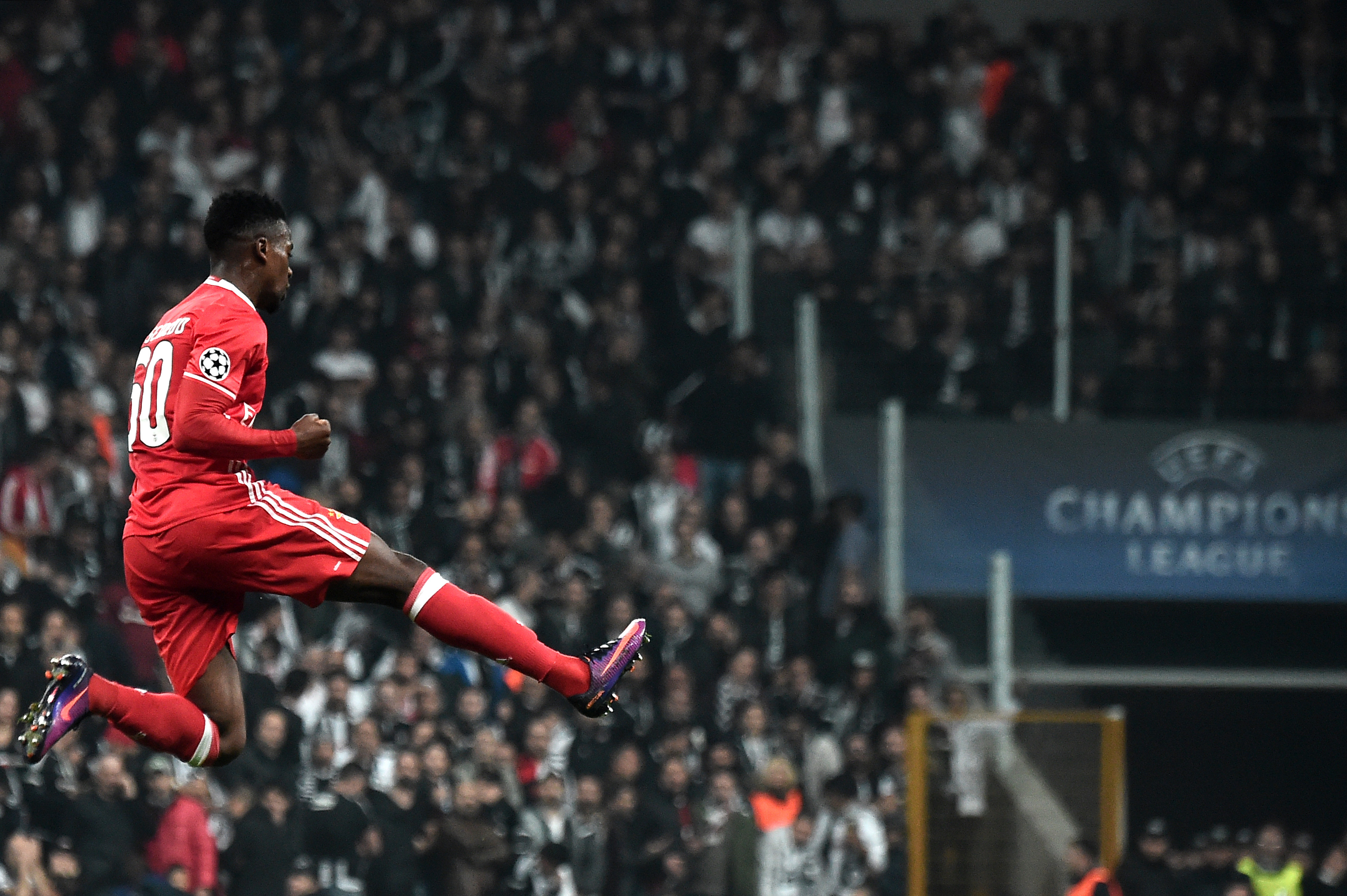 TOPSHOT - Benfica`s Nelson Semedo (R) celebrates with teammates after scoring a goal against Besiktas during the UEFA Champions League Group B football match between Besiktas Istanbul and Benfica Lisbon at Vodafone arena on November 23, 2016 in Istanbul.  / AFP / OZAN KOSE        (Photo credit should read OZAN KOSE/AFP/Getty Images)