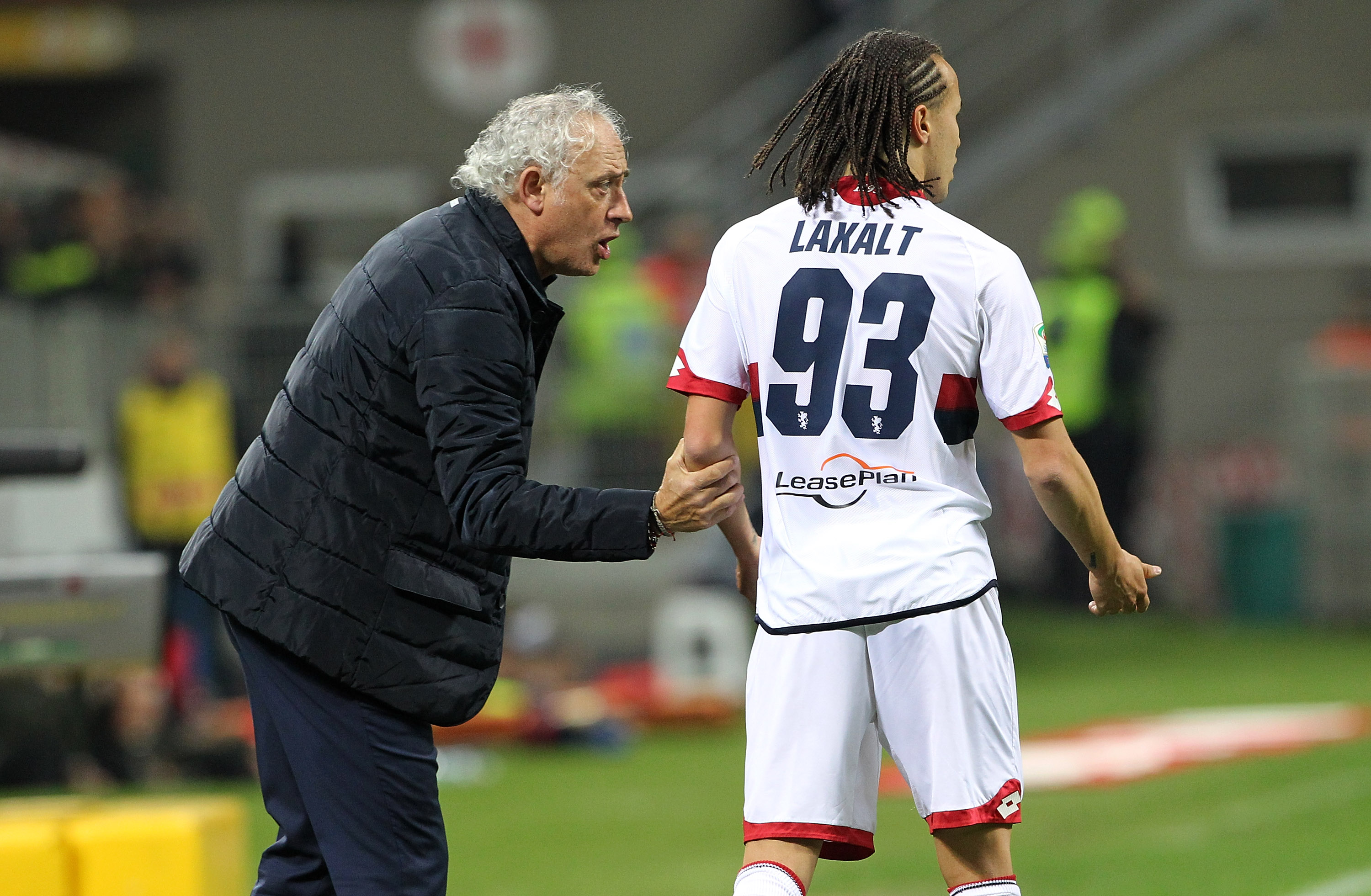 MILAN, ITALY - MARCH 18:  Genoa CFC coach Andrea Mandorlini issues instructions to his player Diego Laxalt during the Serie A match between AC Milan and Genoa CFC at Stadio Giuseppe Meazza on March 18, 2017 in Milan, Italy.  (Photo by Marco Luzzani/Getty Images)