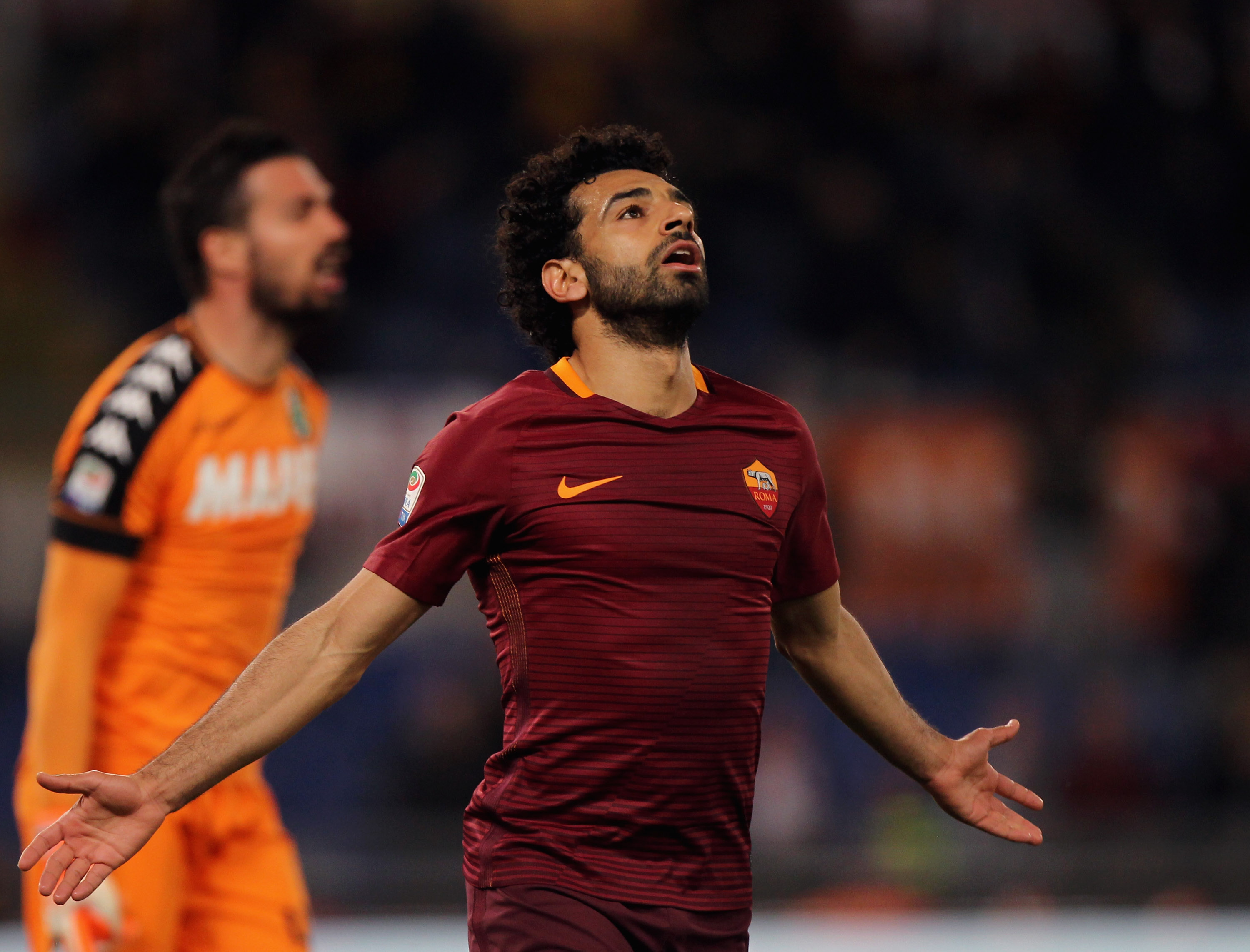 ROME, ITALY - MARCH 19:  Mohamed Salah of AS Roma celebrates after scoring the team's second goal during the Serie A match between AS Roma and US Sassuolo at Stadio Olimpico on March 19, 2017 in Rome, Italy.  (Photo by Paolo Bruno/Getty Images)