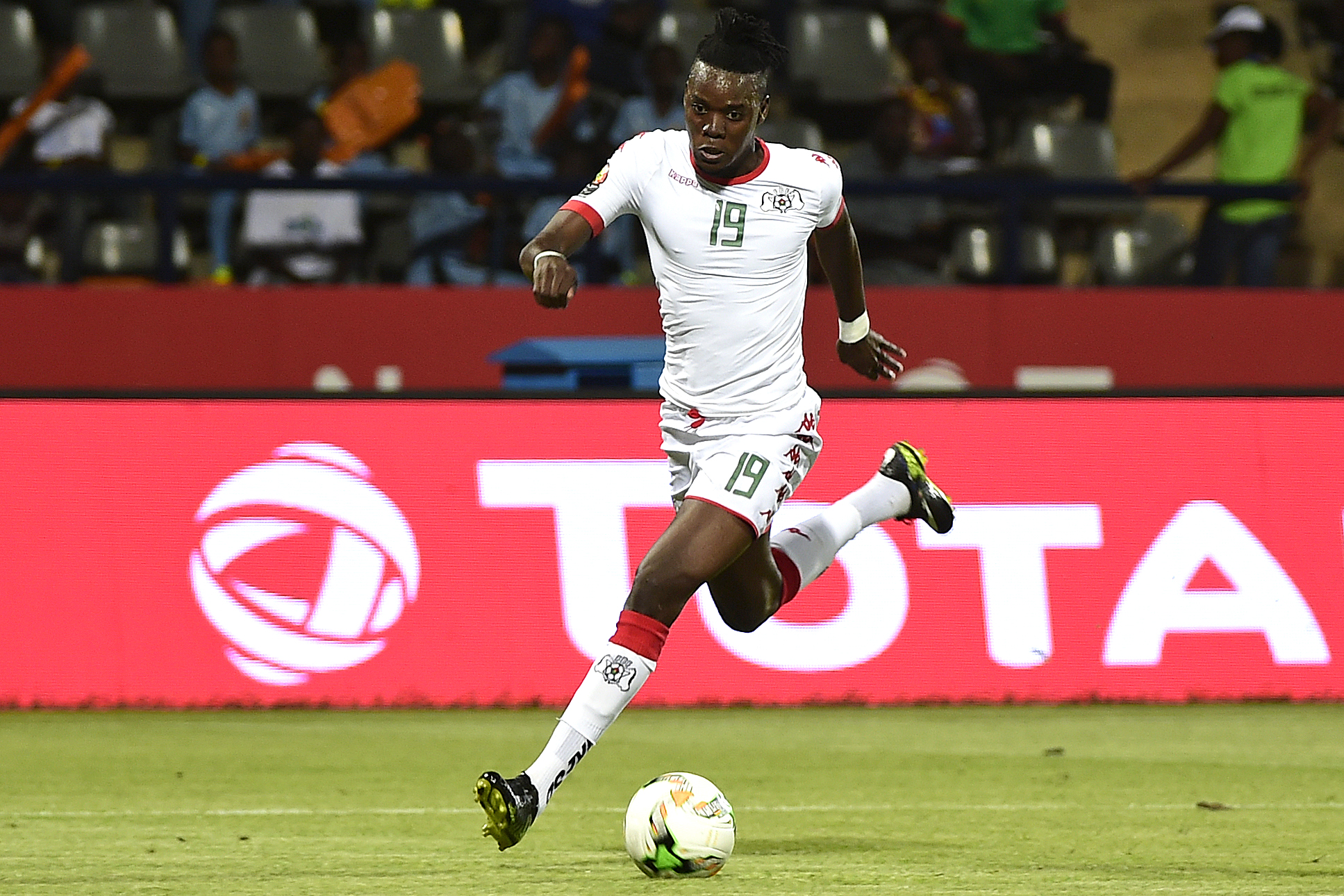Burkina Faso's forward Bertrand Traore runs with the ball during the 2017 Africa Cup of Nations group A football match between Guinea-Bissau and Burkina Faso in Franceville on January 22, 2017. / AFP / KHALED DESOUKI        (Photo credit should read KHALED DESOUKI/AFP/Getty Images)