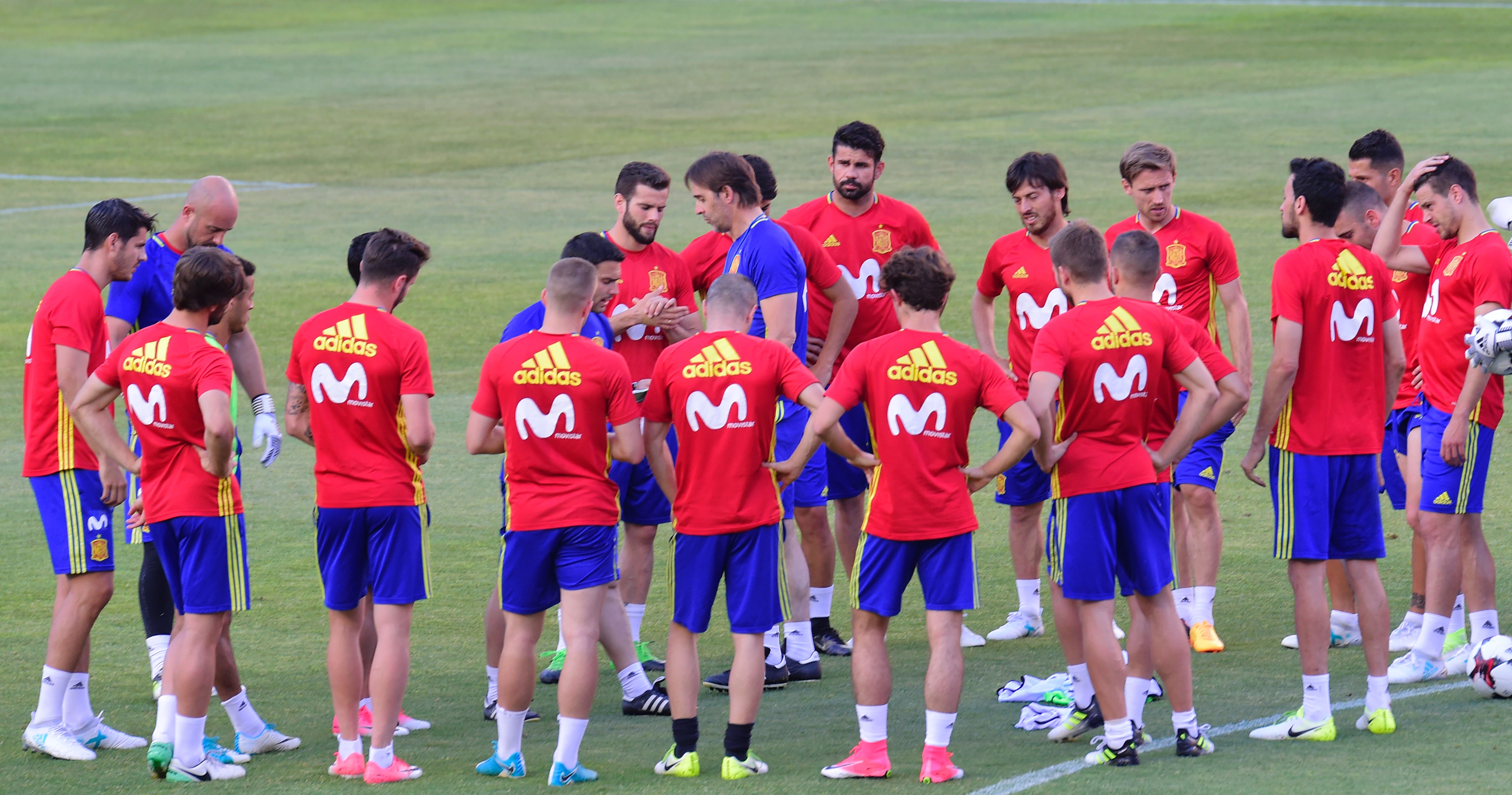 Spain's coach Julen Lopetegui (C) speaks to his players during the training session at the New Condomina stadium in Murcia on June 6, 2017 on the eve of their friendly match against Colombia. / AFP PHOTO / JOSE JORDAN        (Photo credit should read JOSE JORDAN/AFP/Getty Images)