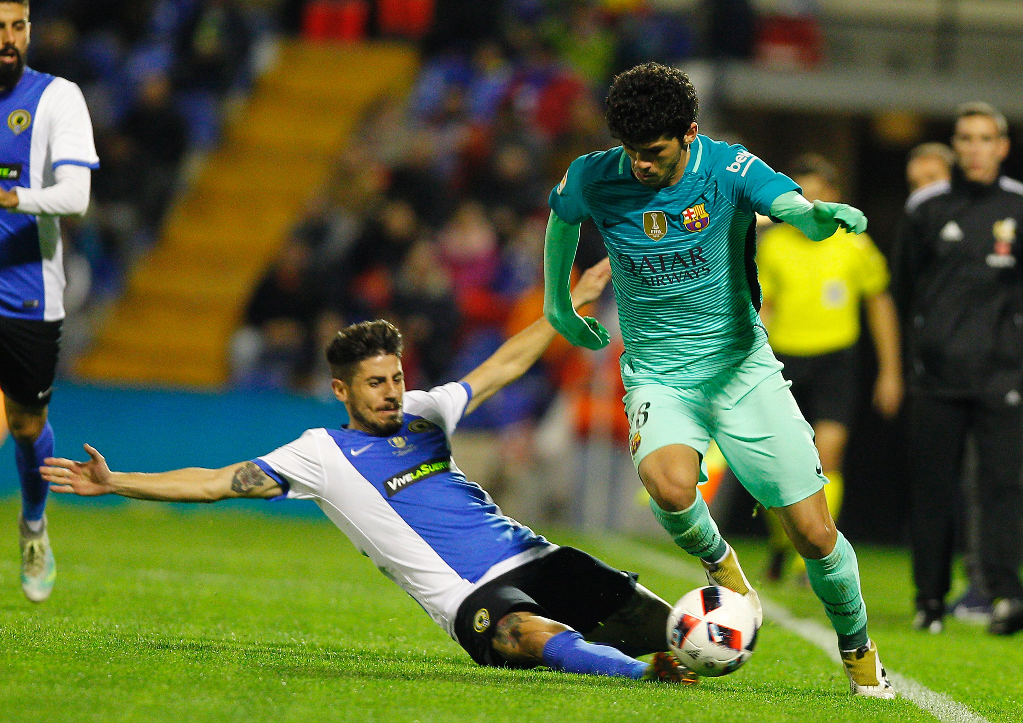 Hercules' midfielder Juanma Espinosa (L) vies with Barcelona's midfielder Carles Alena during the Spanish Copa del Rey (King's Cup) round of 32 first leg football match Hercules CF vs FC Barcelona at the Estadio Jose Rico Perez in Alicante on November 30, 2016. / AFP / JOSE JORDAN        (Photo credit should read JOSE JORDAN/AFP/Getty Images)