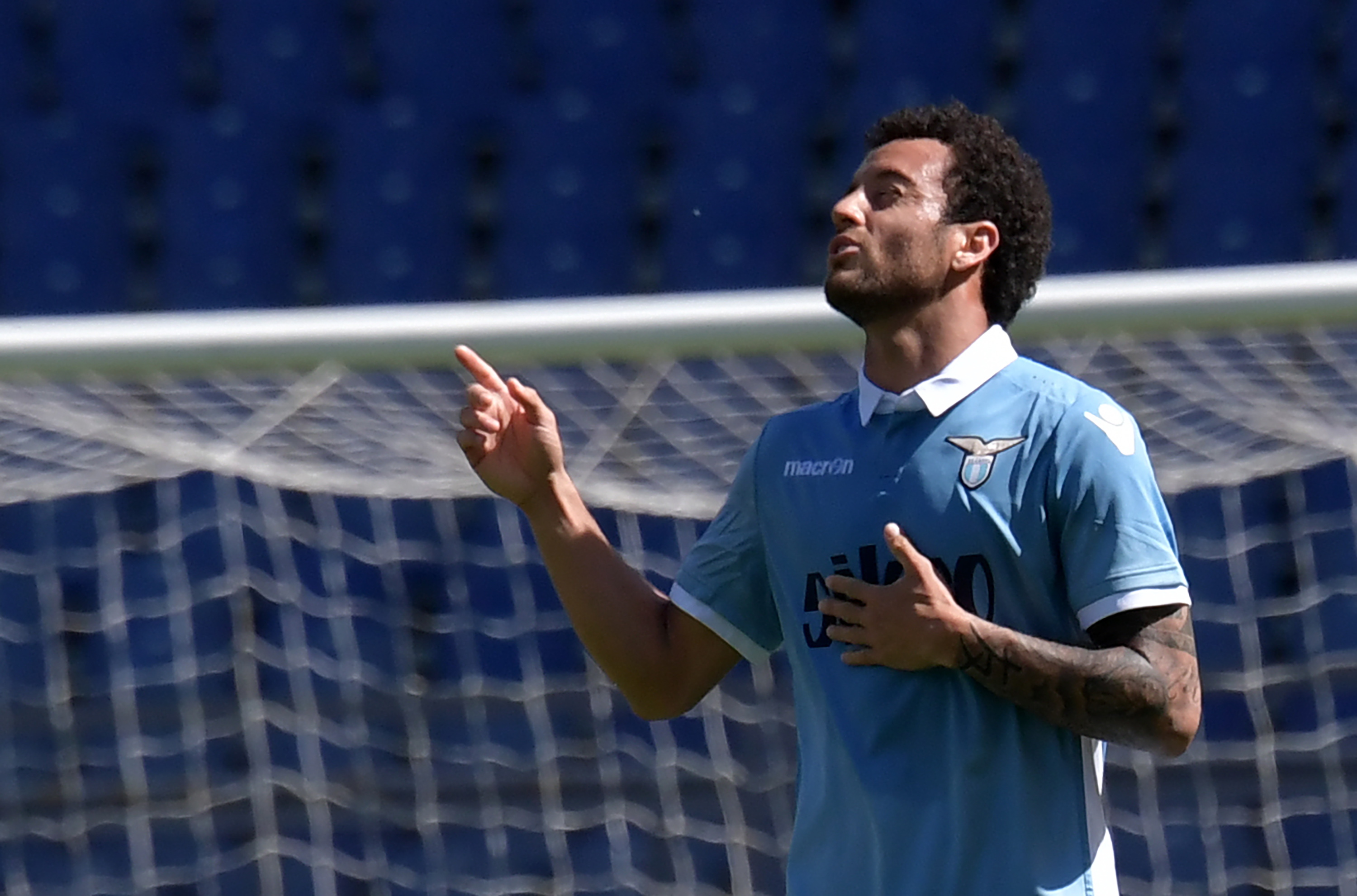 Lazio's midfielder from Brazil Felipe Anderson celebrates after scoring a goal during the Italian Serie A football match Lazio vs Sampdoria at the Olympic Stadium in Rome on May 7, 2017.  / AFP PHOTO / TIZIANA FABI        (Photo credit should read TIZIANA FABI/AFP/Getty Images)