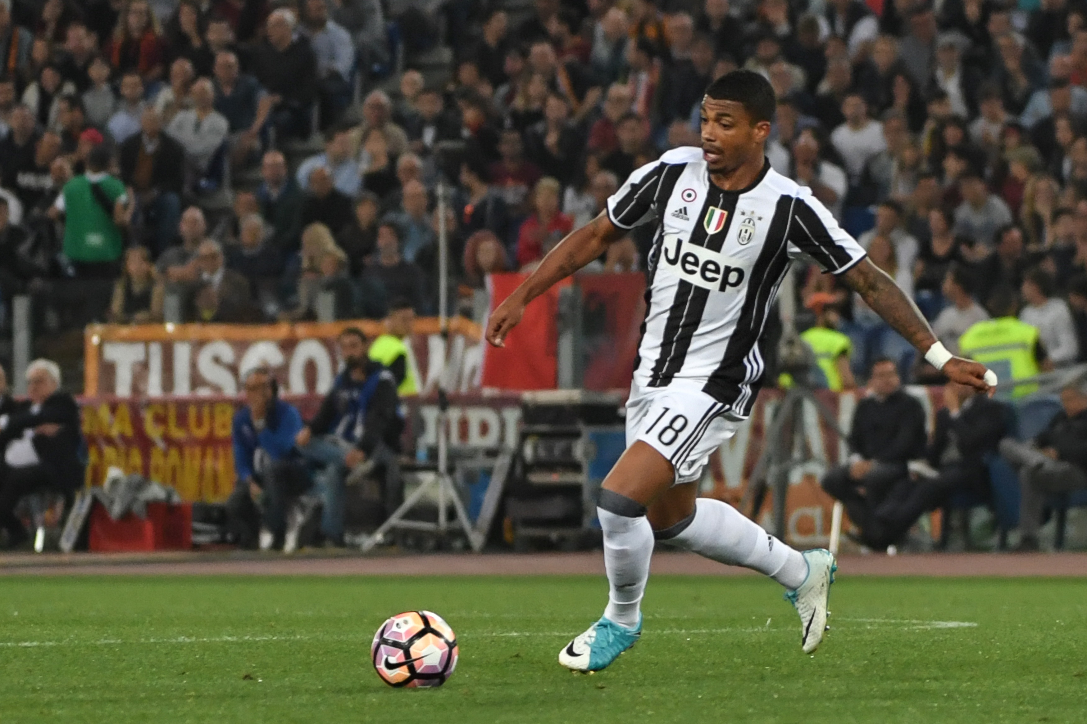 Juventus' midfielder Mario Lemina controls the ball during the Italian Serie A football match Roma vs Juventus, on May 14, 2017 at Rome's Olympic stadium. / AFP PHOTO / Andreas SOLARO        (Photo credit should read ANDREAS SOLARO/AFP/Getty Images)