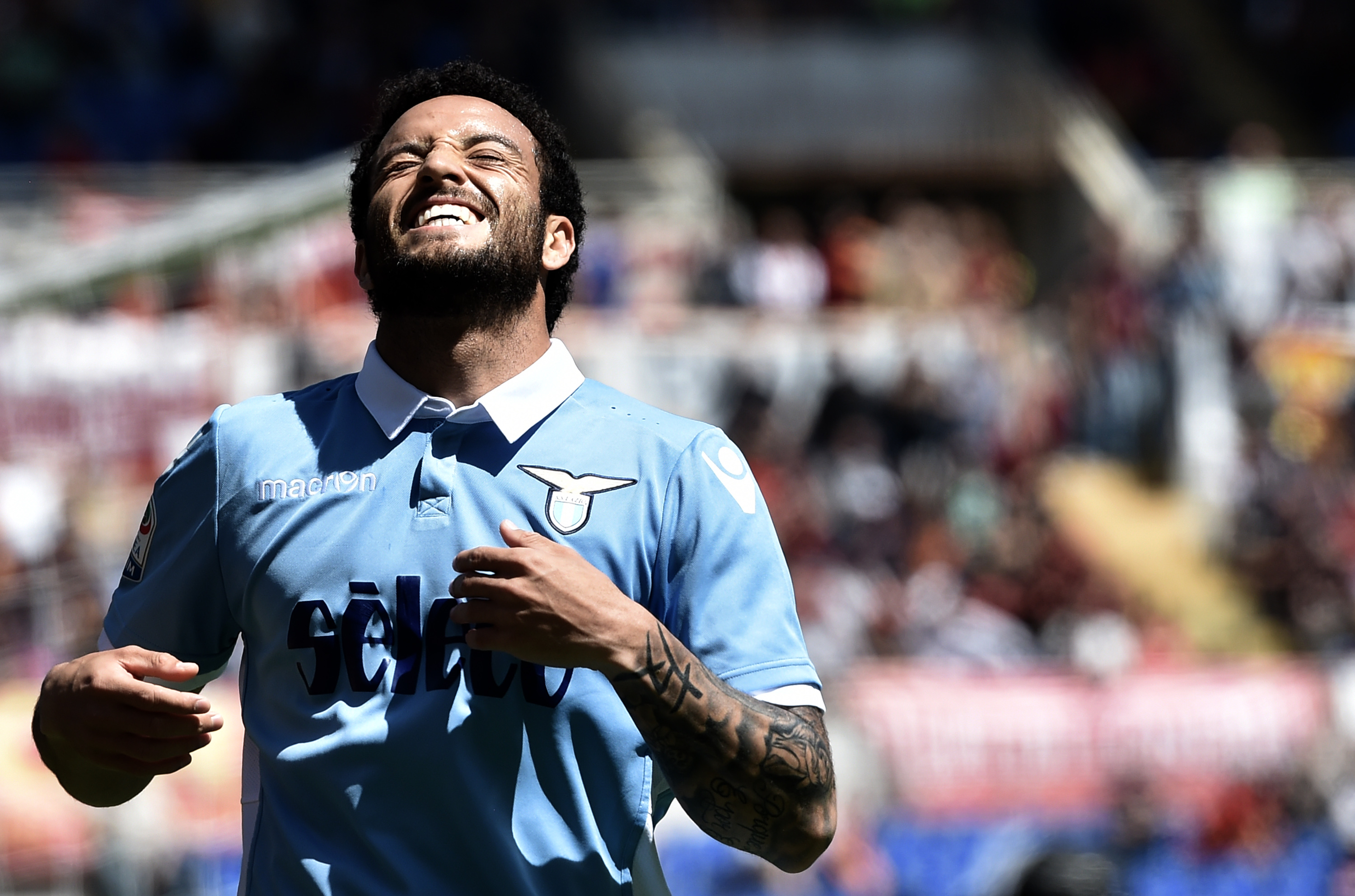 Lazio's midfielder from Brazil Felipe Anderson reacts during the Italian Serie A football match Roma vs Lazio at the Olympic Stadium in Rome on April 30, 2017. Lazio won 1-3. / AFP PHOTO / TIZIANA FABI        (Photo credit should read TIZIANA FABI/AFP/Getty Images)