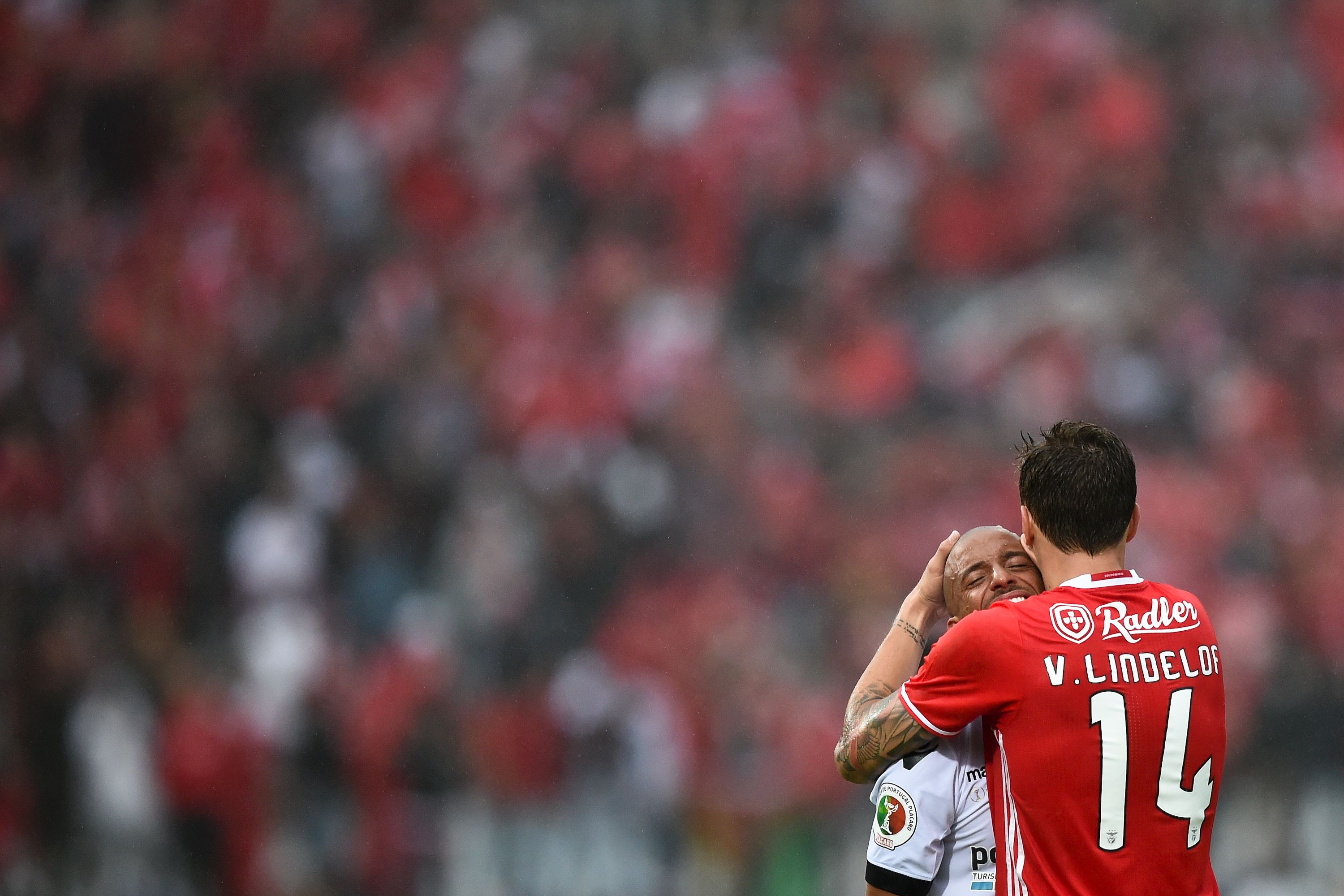 Benfica's Swedish defender Victor Lindelof (R) comforts Vitoria Guimaraes' Colombian midfielder Guillermo Celis at the end of the Portugal's Cup final football match SL Benfica vs Vitoria SC at Jamor stadium in Oeiras, outskirts of Lisbon on May 28, 2017.
Benfica won 2-1. / AFP PHOTO / PATRICIA DE MELO MOREIRA        (Photo credit should read PATRICIA DE MELO MOREIRA/AFP/Getty Images)