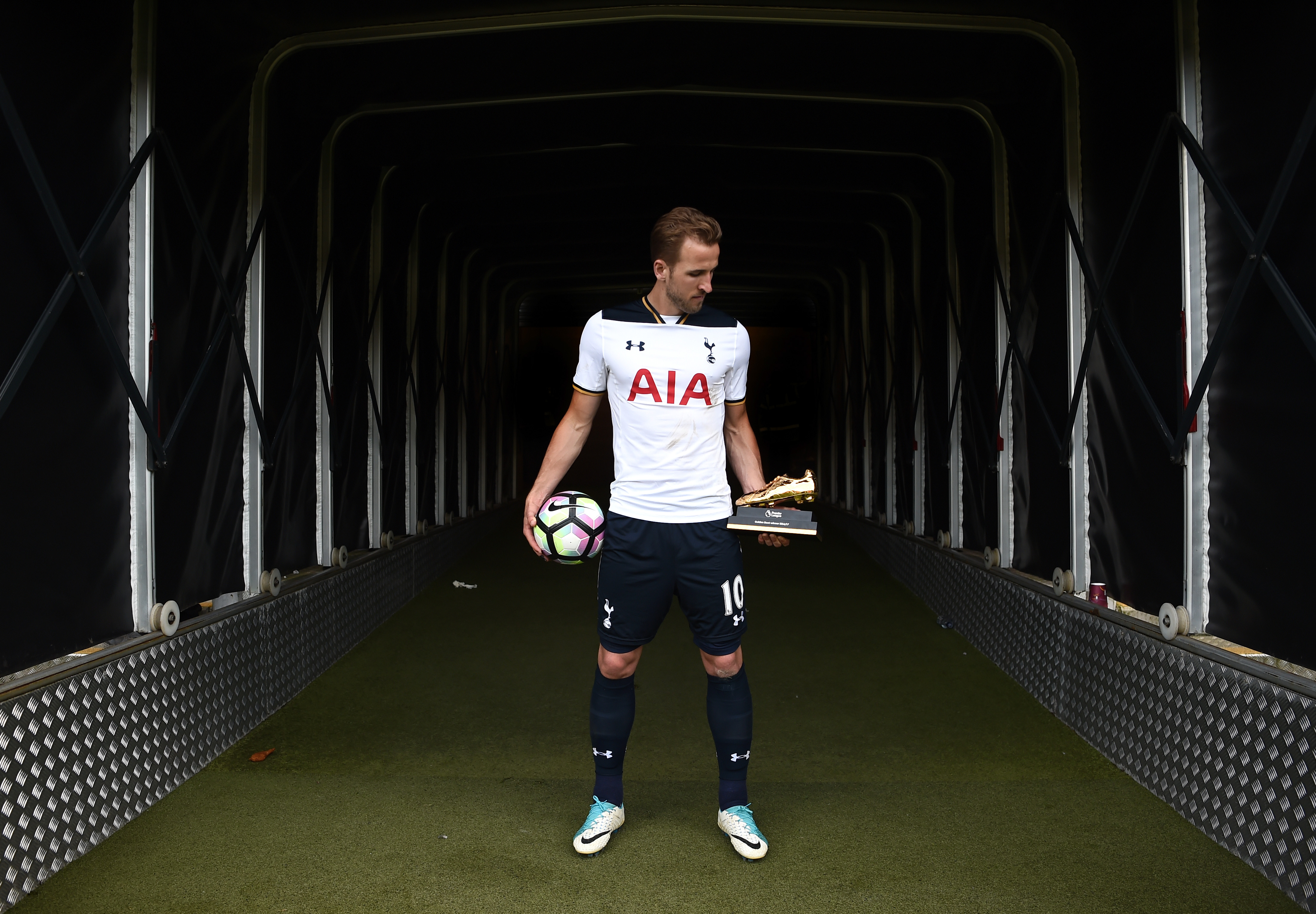 HULL, ENGLAND - MAY 21:  Harry Kane of Tottenham Hotspur poses in the tunnel with the golden boot and match ball after the Premier League match between Hull City and Tottenham Hotspur at KC Stadium on May 21, 2017 in Hull, England.  (Photo by Laurence Griffiths/Getty Images)