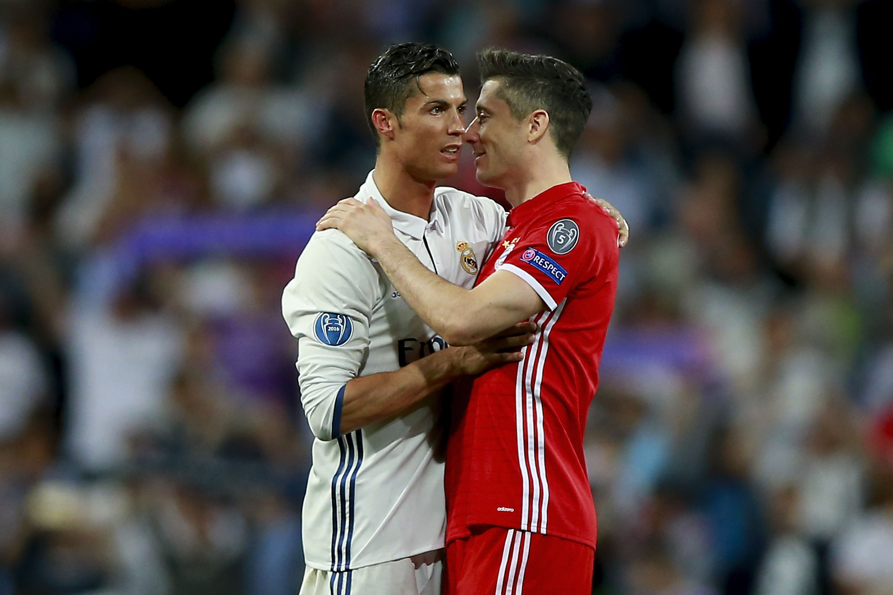 MADRID, SPAIN - APRIL 18:  Cristiano Ronaldo (L) of Real Madrid CF clashes hands with Robert Lewandowski (R) of Bayern Muenchen after the UEFA Champions League Quarter Final second leg match between Real Madrid CF and FC Bayern Muenchen at Estadio Santiago Bernabeu on April 18, 2017 in Madrid, Spain.  (Photo by Gonzalo Arroyo Moreno/Getty Images)