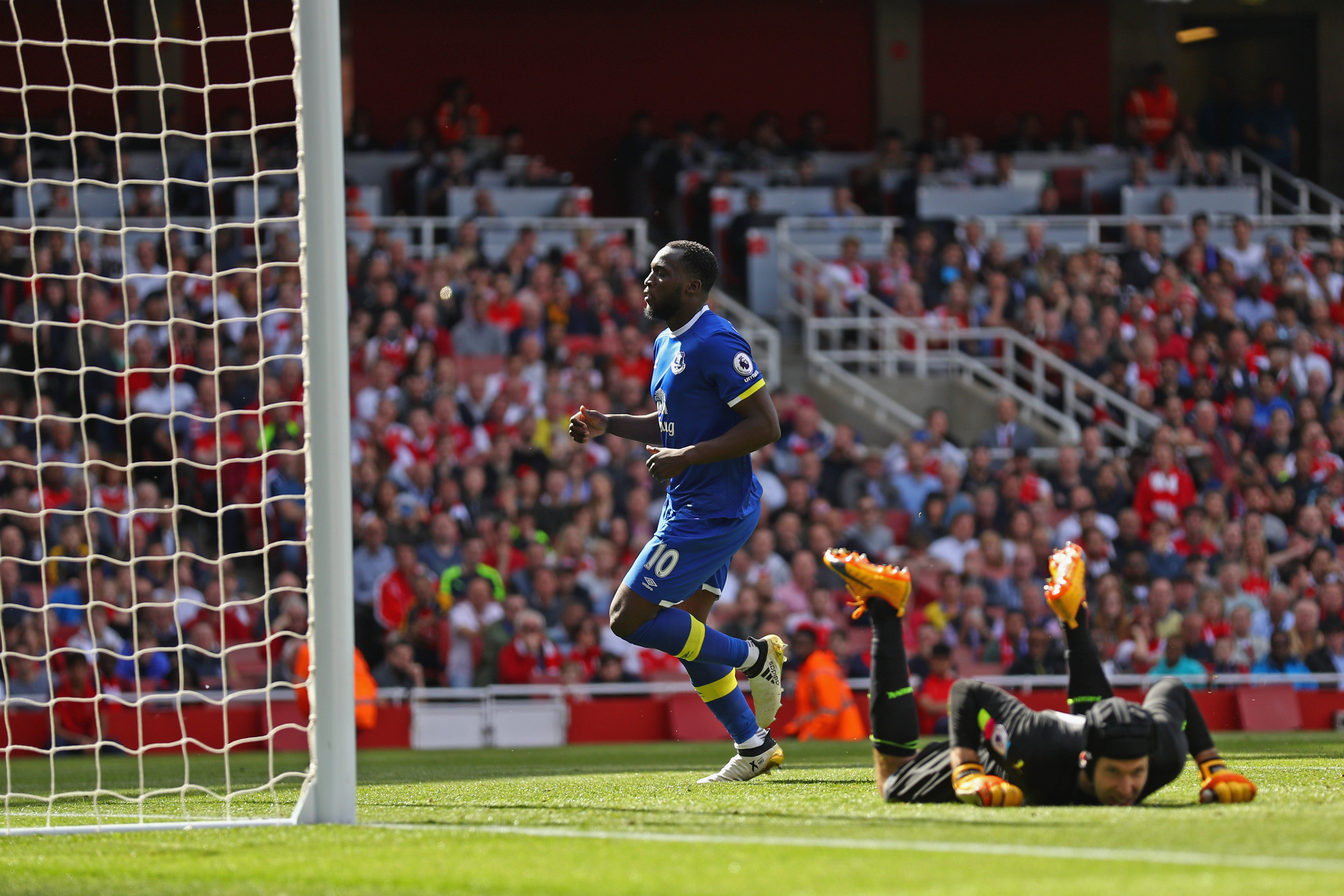 LONDON, ENGLAND - MAY 21: Romelu Lukaku of Everton celebrates scoring his sides first goal during the Premier League match between Arsenal and Everton at Emirates Stadium on May 21, 2017 in London, England.  (Photo by Paul Gilham/Getty Images)