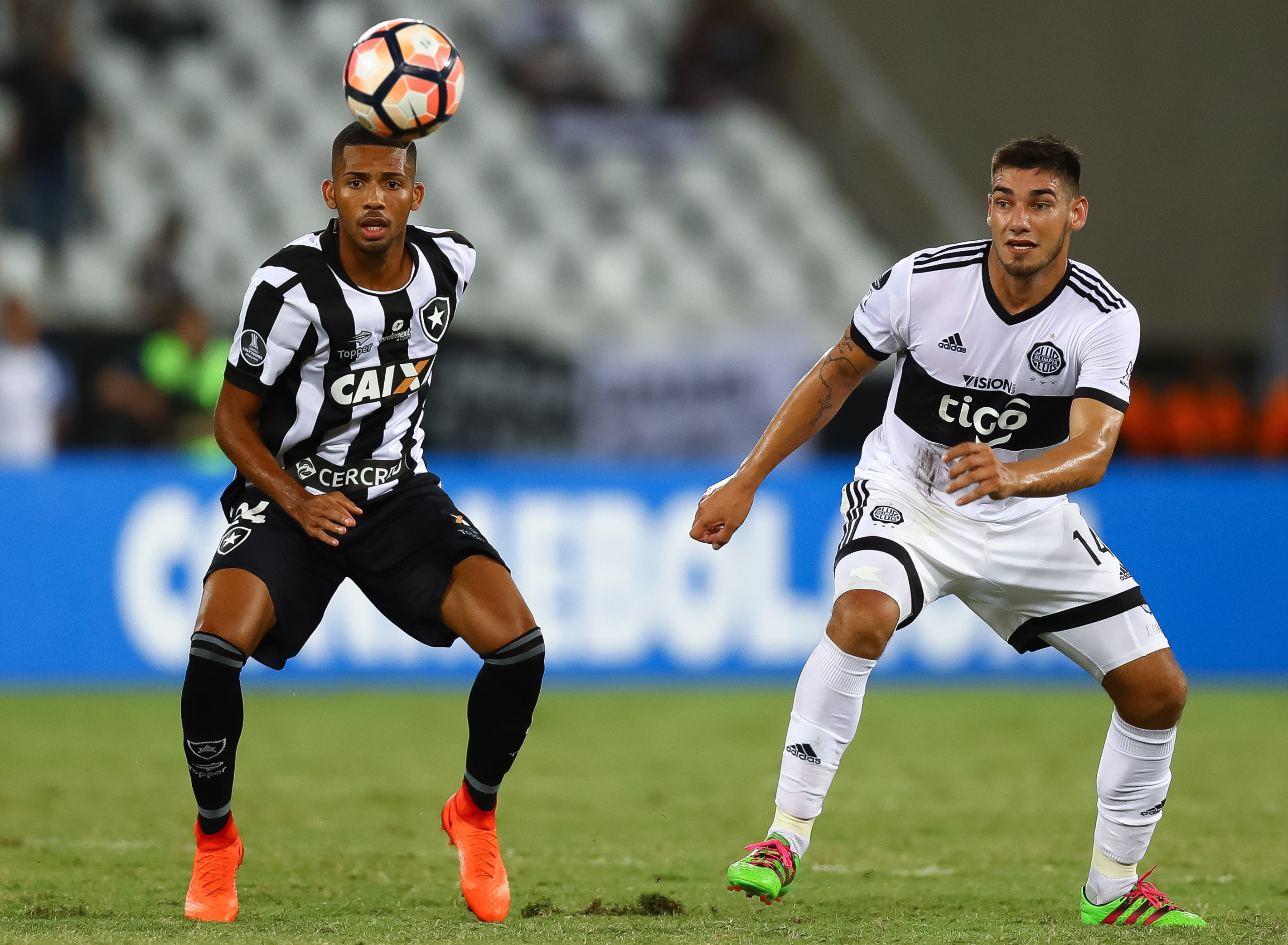 RIO DE JANEIRO, BRAZIL - FEBRUARY 15: Matheus Fernandes (L) of Botafogo struggles for the ball with Jose Canete of Olimpia during a match between Botafogo and Olimpia as part of Copa Bridgestone Libertadores at Engenhao Stadium on February 15, 2017 in Rio de Janeiro, Brazil. (Photo by Buda Mendes/Getty Images)
