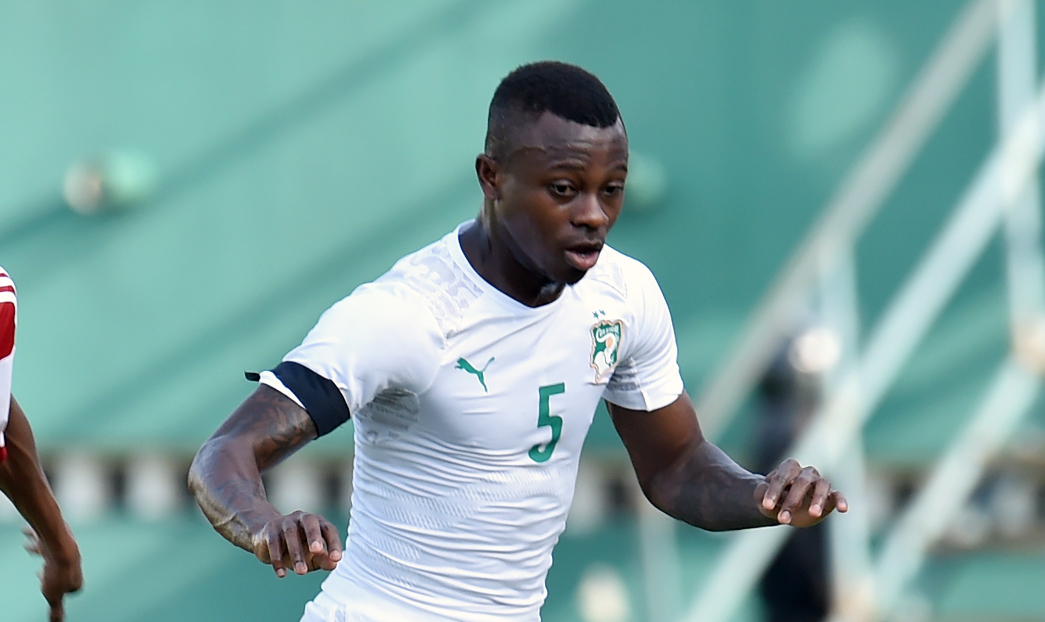 Ivory Coast's midfielder Jean-Michael Seri controls the ball during the 2017 Africa Cup of Nations Group I qualifying football match between Ivory Coast and Sudan, at the Felix Houphouet-Boigny stadium in Abidjan on March 25, 2016. / AFP / ISSOUF SANOGO        (Photo credit should read ISSOUF SANOGO/AFP/Getty Images)