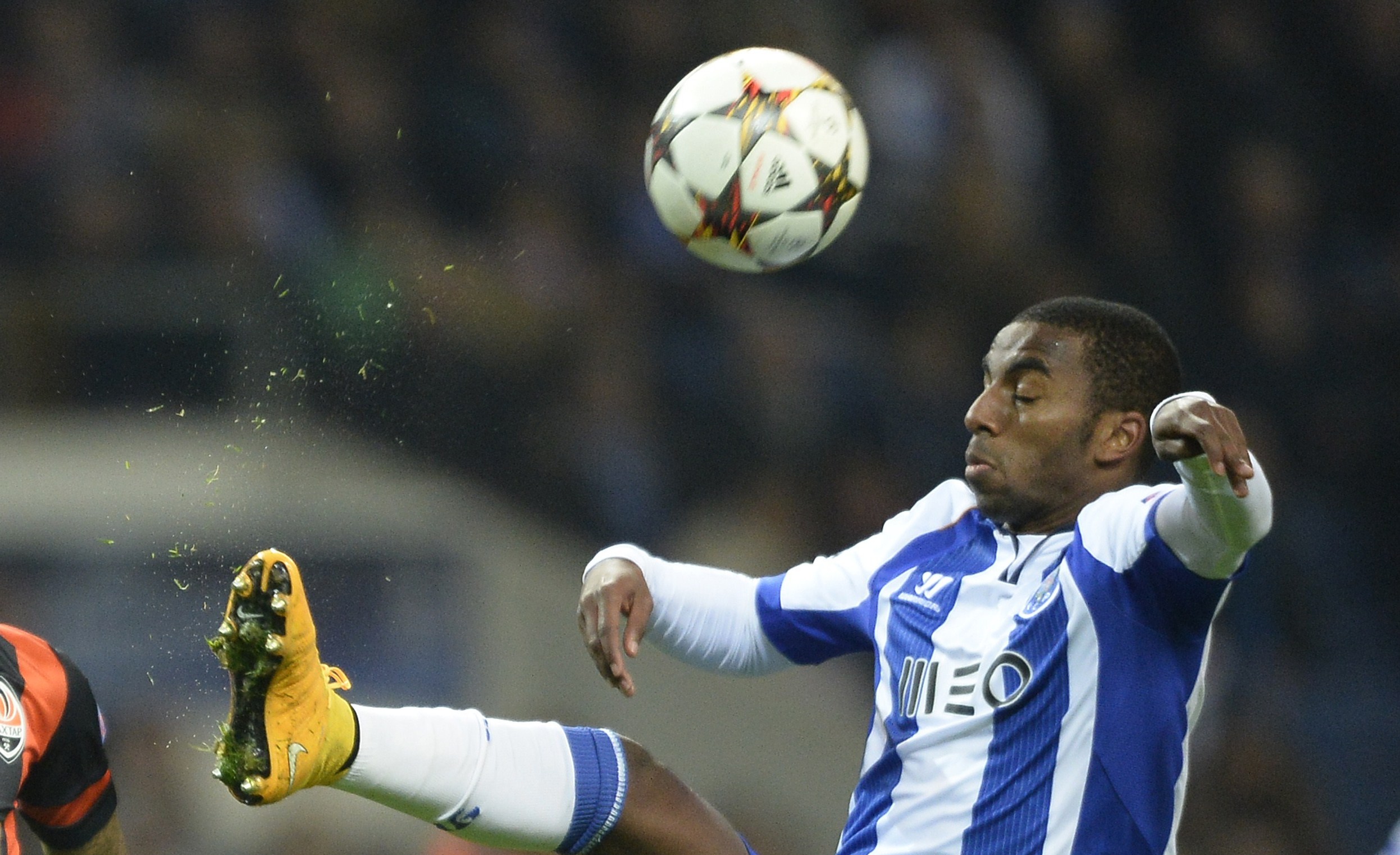 Shakhtar Donetsk's Brazilian midfielder Alex Teixeira (L) vies with Porto's forward Ricardo Pereira during the UEFA Champions League Group H football match FC Porto vs FC Shakhtar Donetsk at the Dragao stadium in Porto on December 10, 2014.     AFP PHOTO/ MIGUEL RIOPA        (Photo credit should read MIGUEL RIOPA/AFP/Getty Images)