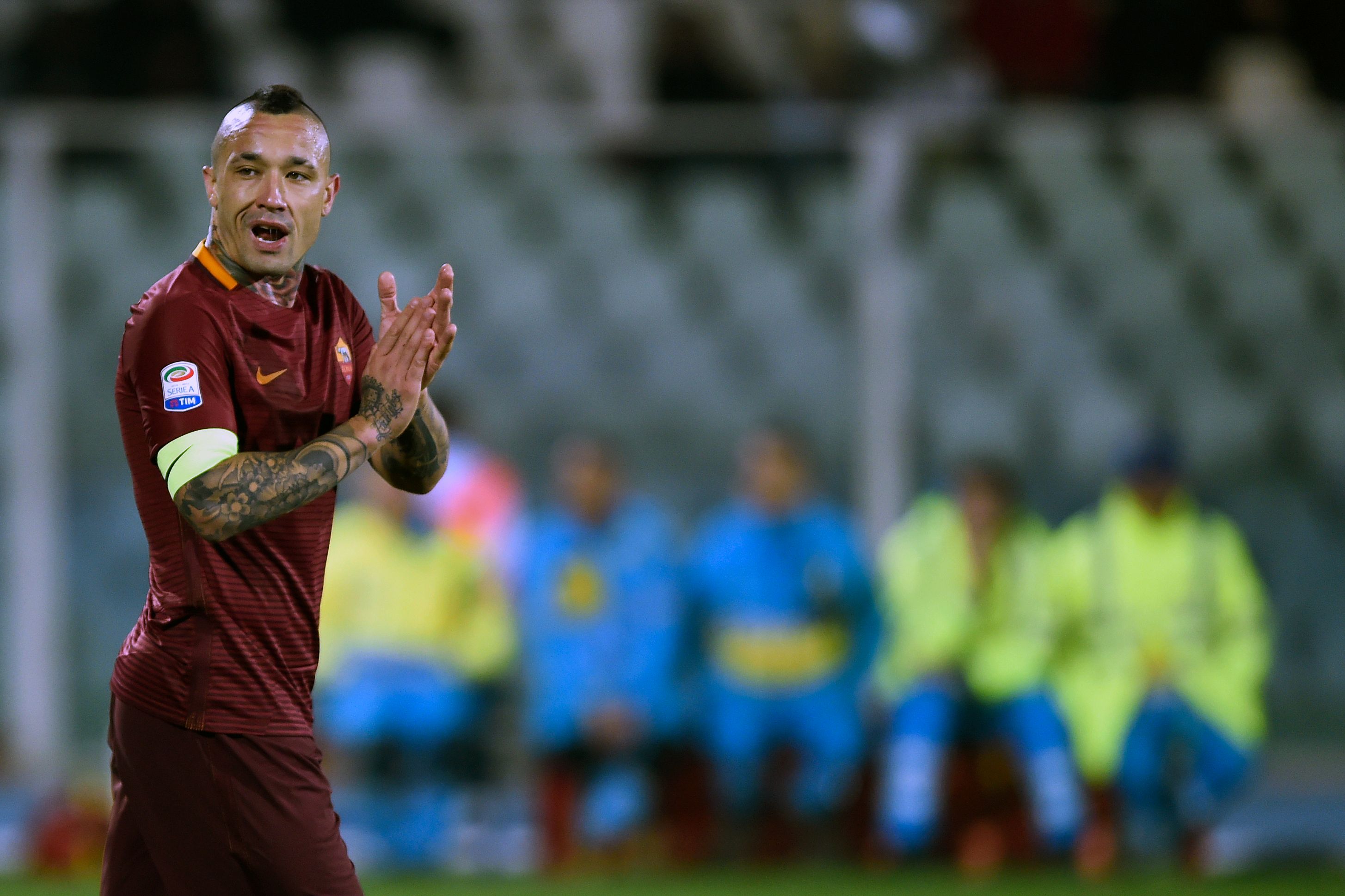 Roma's Belgian midfielder Radja Nainggolan (C) during the Italian Serie A football match between Pascara and Roma on April 24, 2017 at the Adriatico Stadium in Pescara.
 / AFP PHOTO / FILIPPO MONTEFORTE        (Photo credit should read FILIPPO MONTEFORTE/AFP/Getty Images)