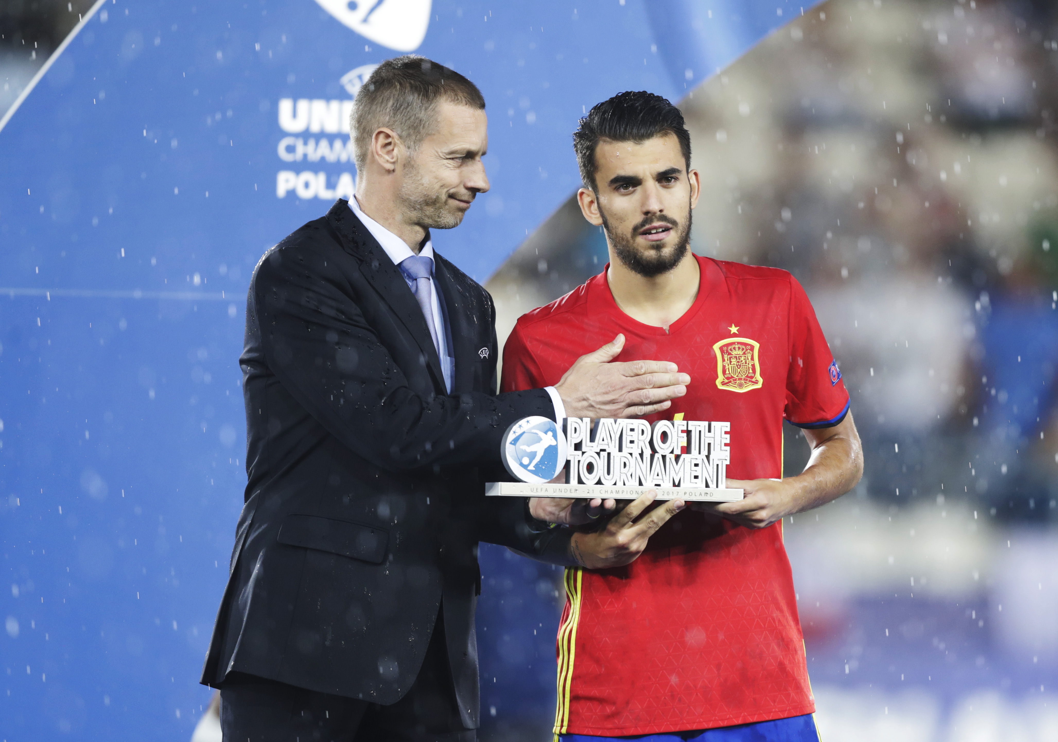 KRAKOW, POLAND - JUNE 30: Dani Ceballos is presented with the trophy for the top scorer during the UEFA U21 Final match between Germany and Spain at Krakow Stadium on June 30, 2017 in Krakow, Poland. (Photo by Nils Petter Nilsson/Ombrello/Getty Images)